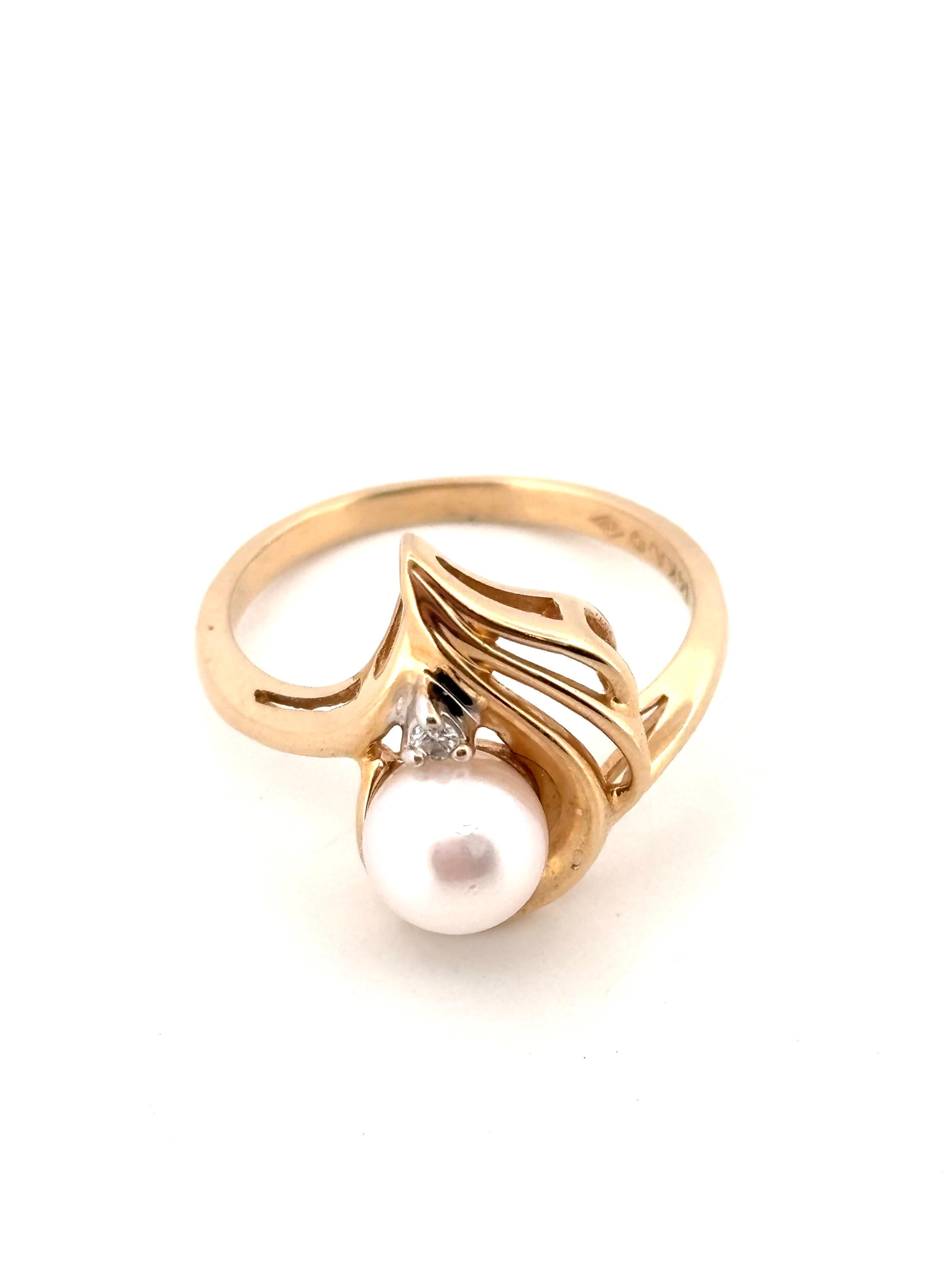 Rétro Bague en or jaune 14 carats perle d'eau douce 6,5 mm et diamant rond en vente