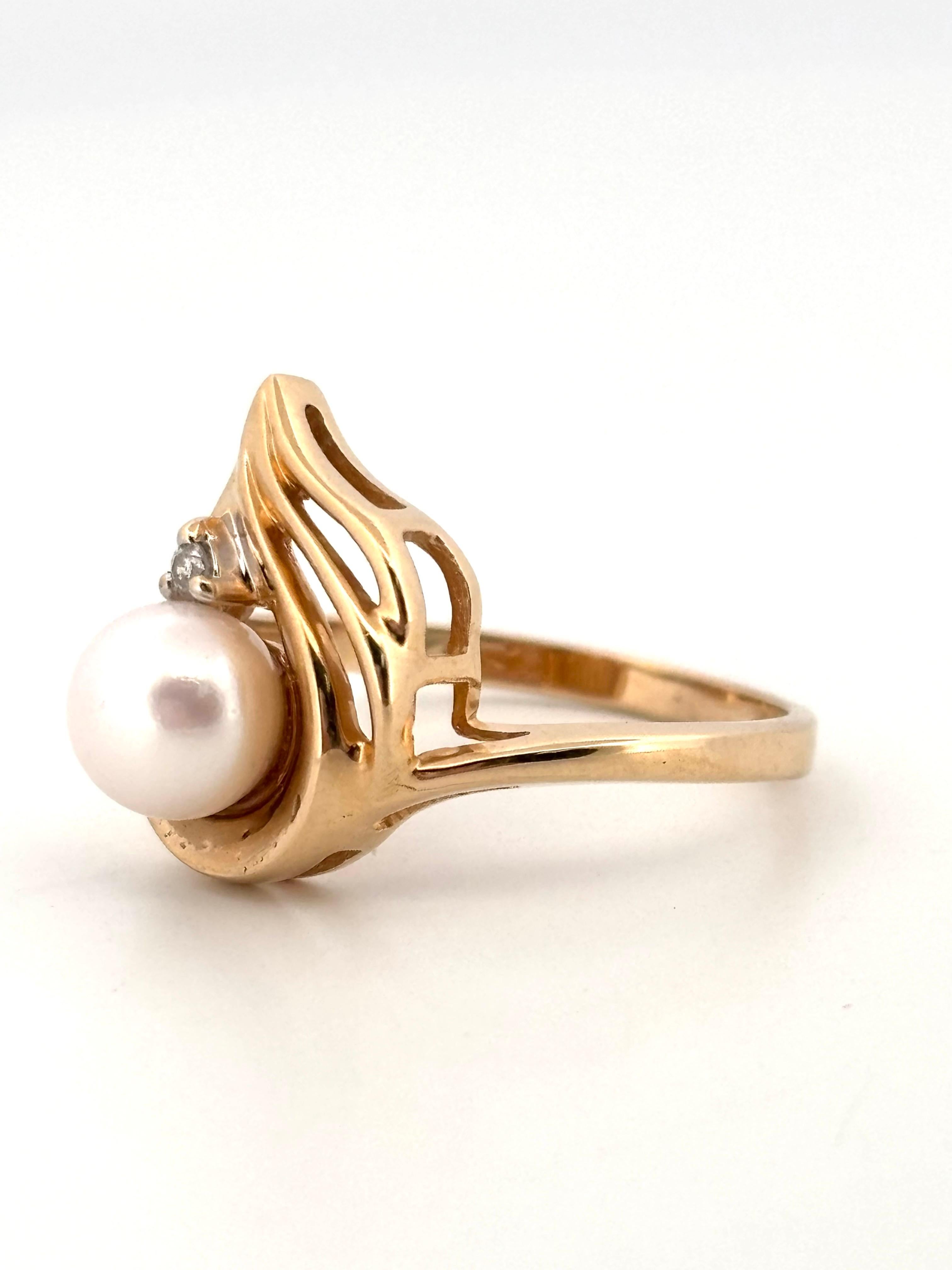 Bague en or jaune 14 carats perle d'eau douce 6,5 mm et diamant rond en vente 1