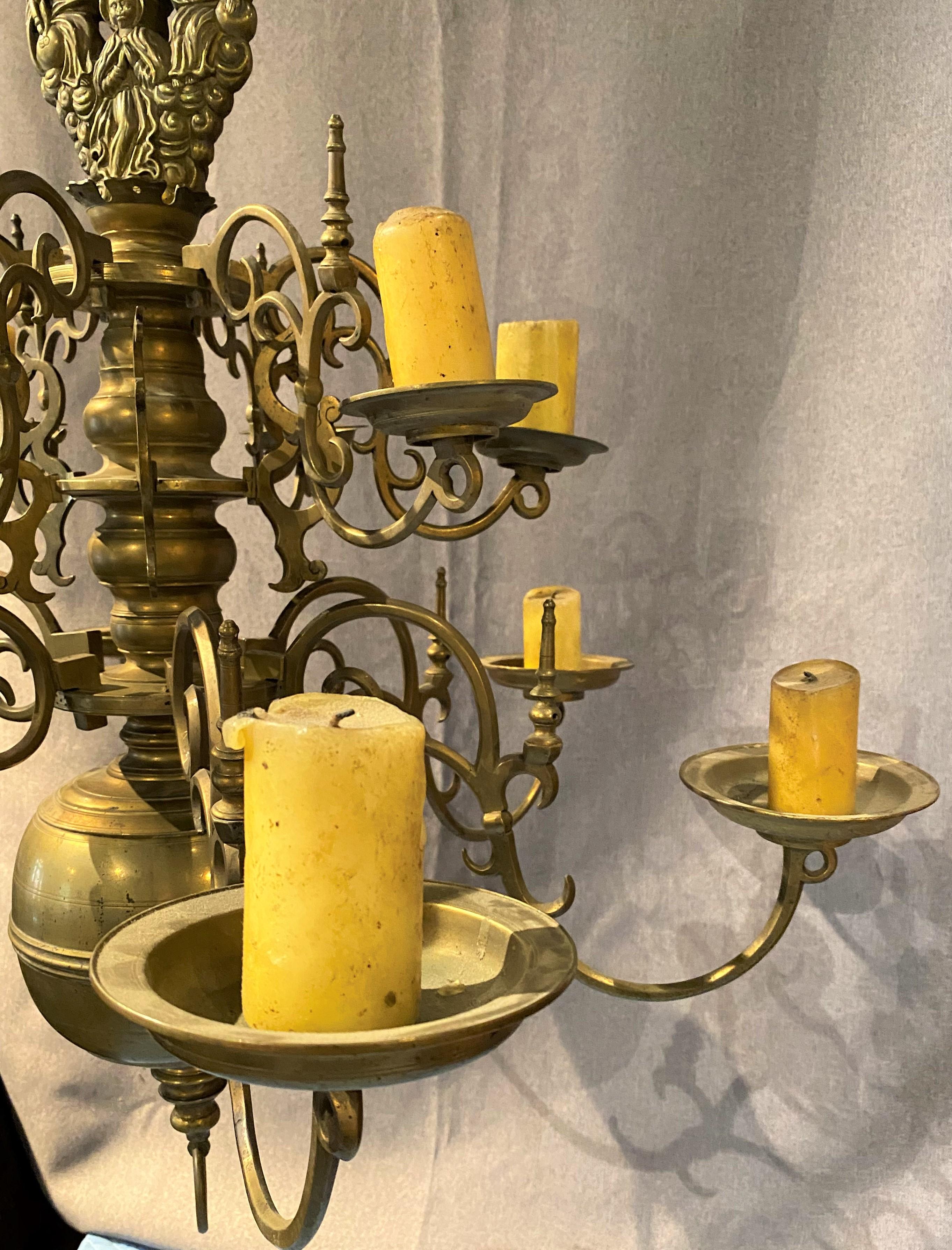 Zweistöckiger Kronleuchter mit 12 Leuchten aus poliertem oder holländischem Messing, 17.-18. Jahrhundert im Zustand „Gut“ im Angebot in Milford, NH