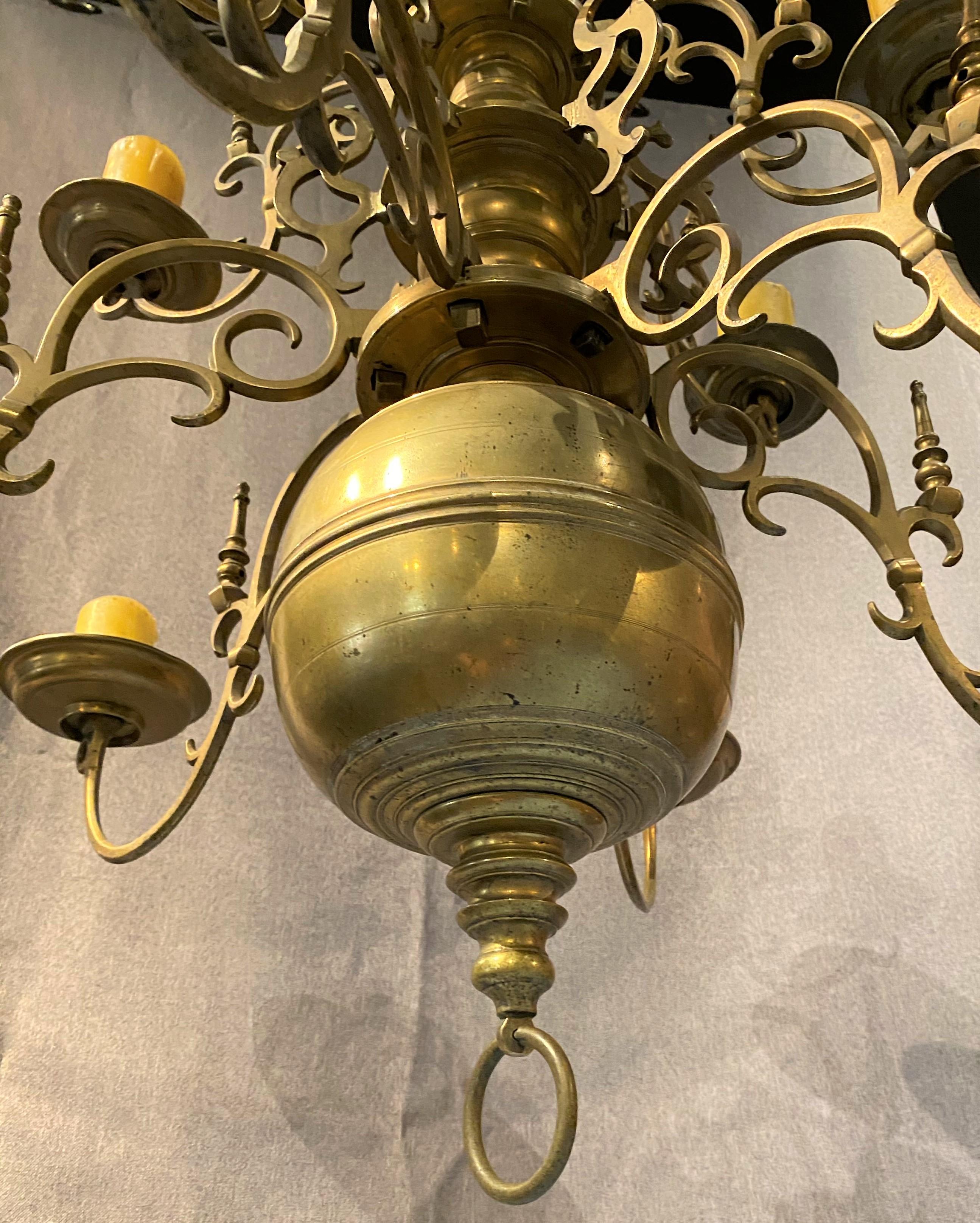 Lustre à 12 éclairages à deux niveaux en laiton polonais ou néerlandais du 17ème-18ème siècle Bon état - En vente à Milford, NH