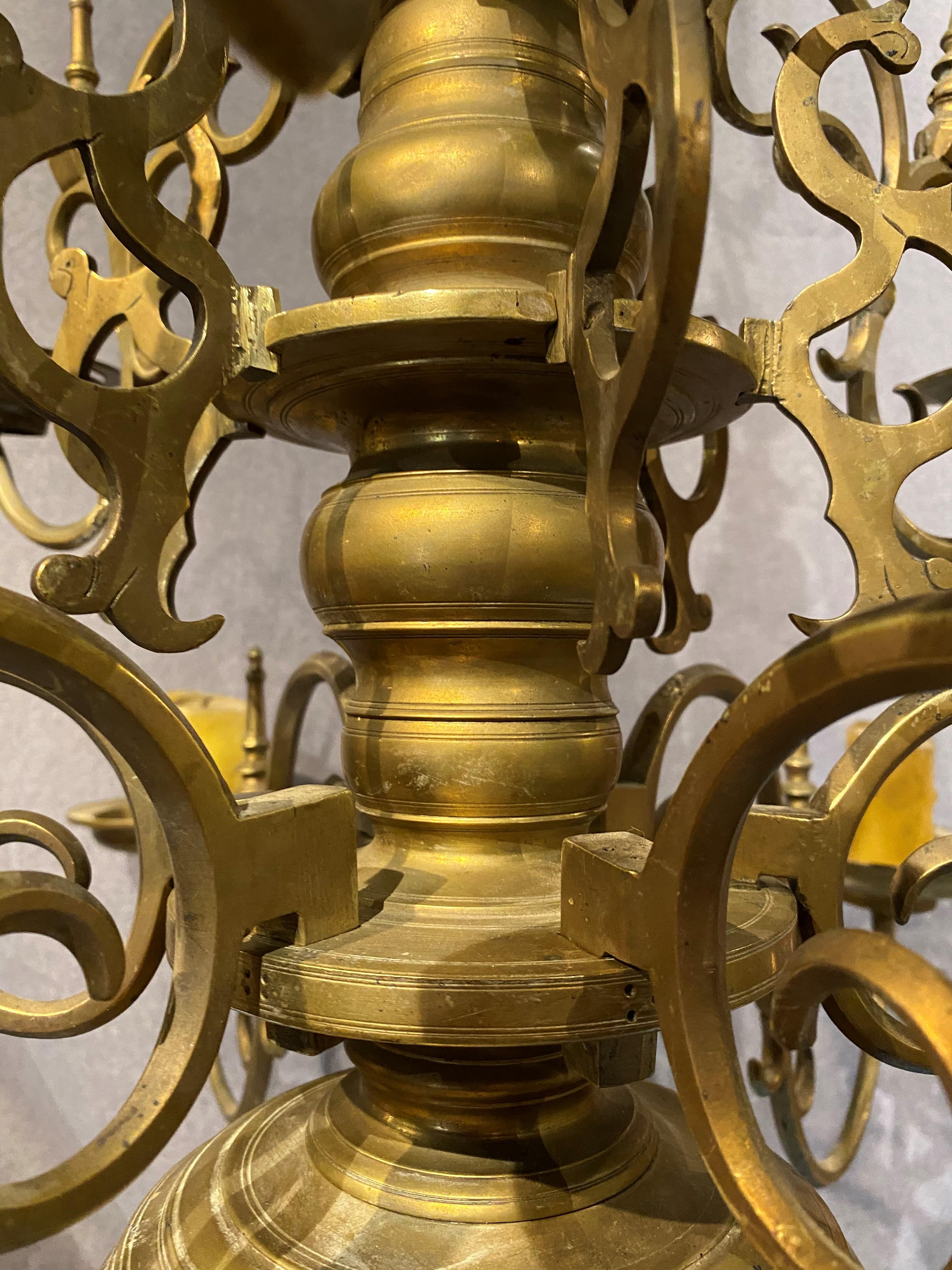 Zweistöckiger Kronleuchter mit 12 Leuchten aus poliertem oder holländischem Messing, 17.-18. Jahrhundert im Angebot 3