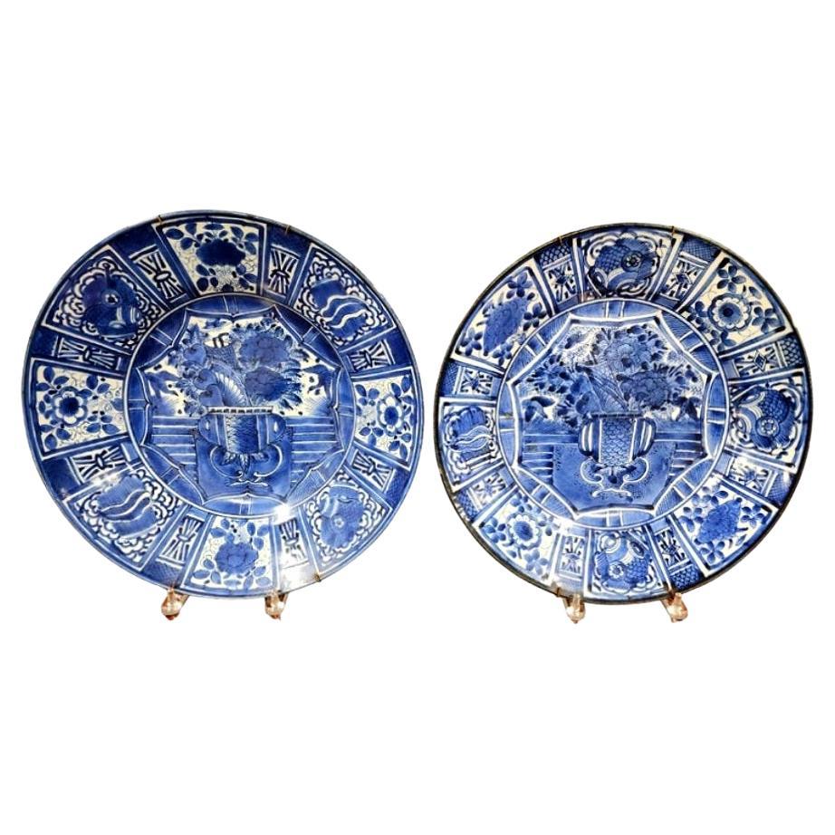 Feine Arita-Teller aus dem 17. Jahrhundert, ein Paar Japan im Angebot