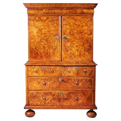 William und Mary Burl-Schrank aus Nussbaumholz auf Kommode aus dem 17. Jahrhundert, um 1690