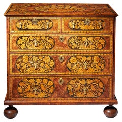 Elegante cassettone in legno di noce figurato del XVII secolo di William & Mary