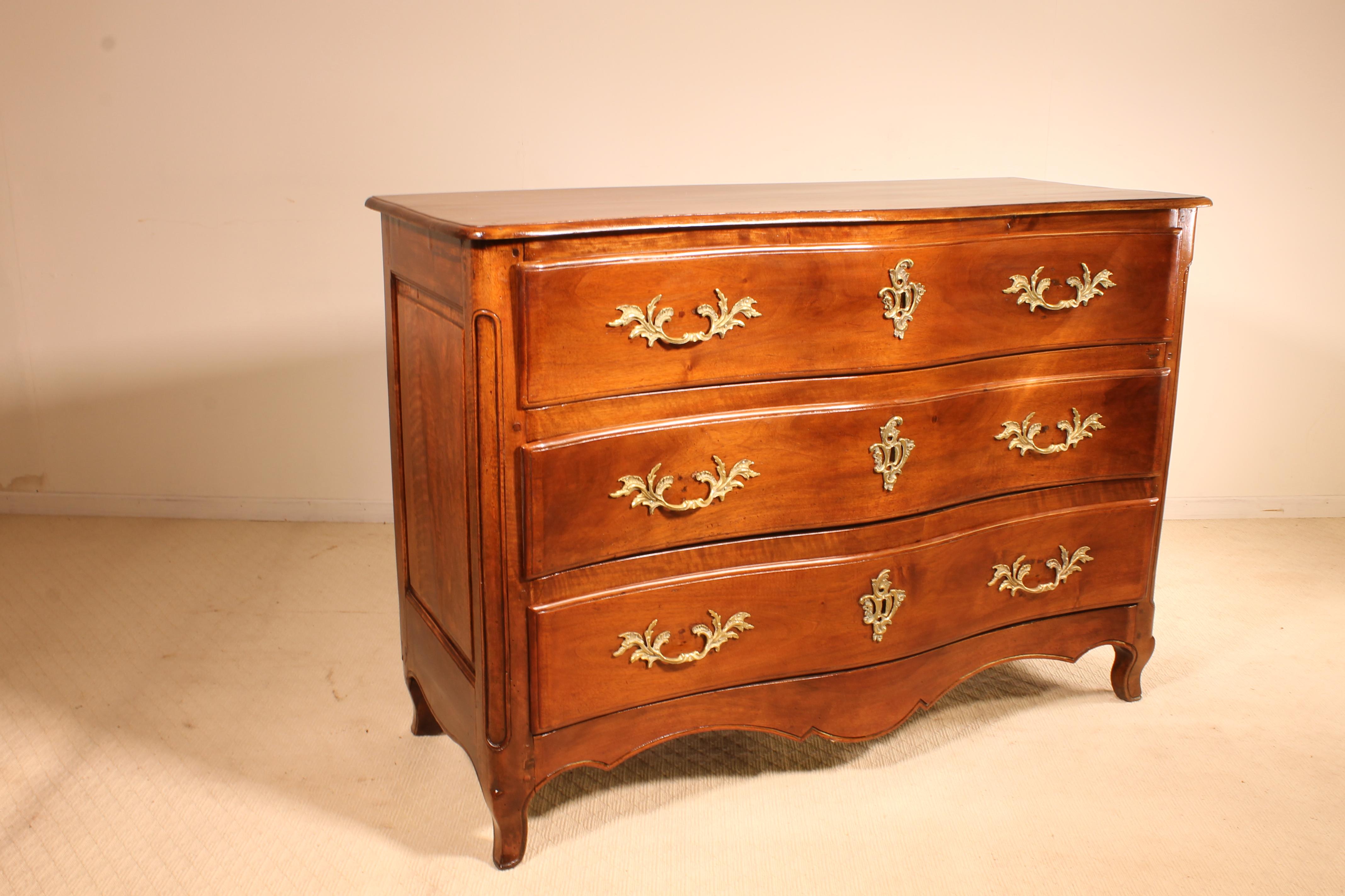 Very beautiful mid 18 century commode in walnut with 3 drawers 

This fine Louis XV commode has an elegant curved shape and a beautiful original tablet. 

This curved shape releases a very special charme et an elegant balance to this piece.