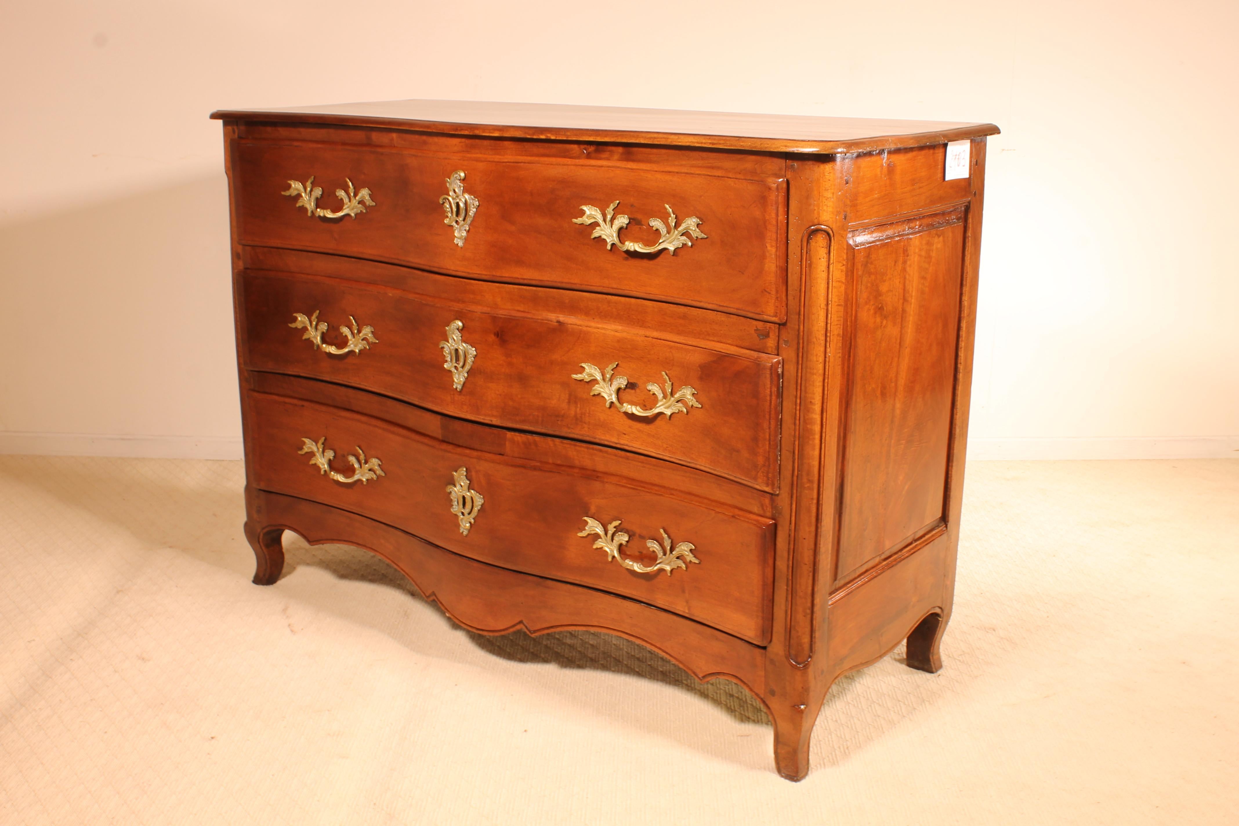 Fine 18th Century French Curved Commode in Walnut Louis XV For Sale 2