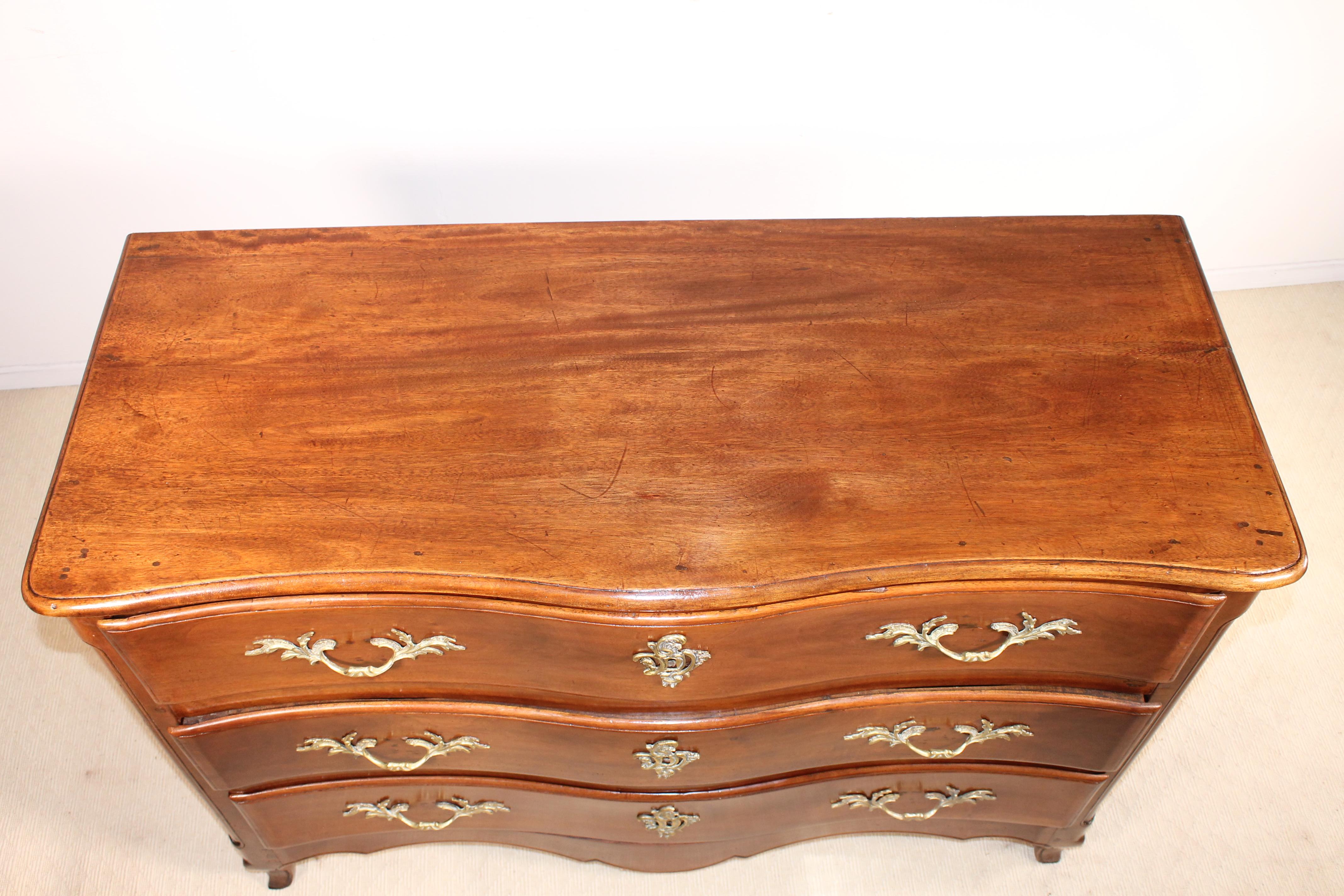 Fine 18th Century French Curved Commode in Walnut Louis XV For Sale 3