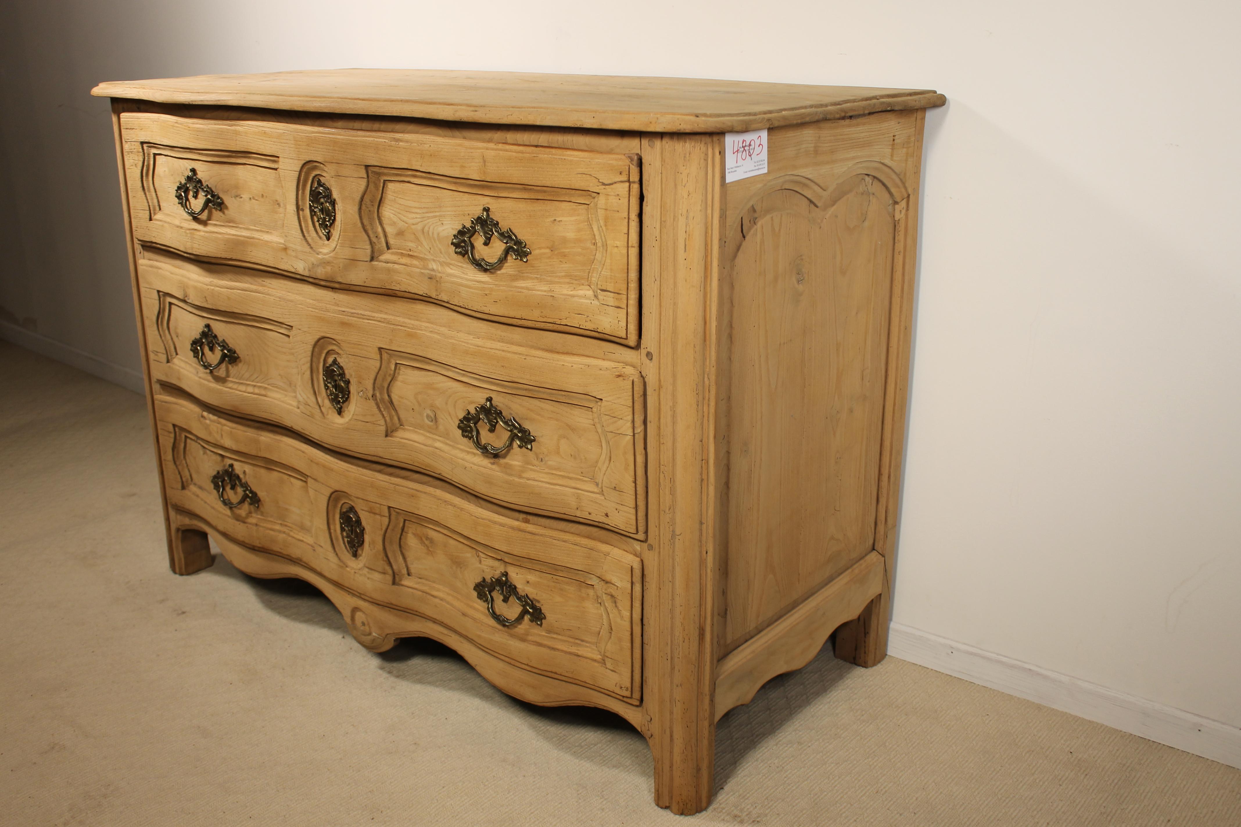 Bellissima commode di inizio '700 in olmo con 3 cassetti 
Questa raffinata commode Luigi XIV ha un'elegante forma curva e una bellissima tavoletta originale. 
Questa forma curva conferisce un fascino molto particolare e un equilibrio elegante a