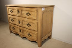 Fine 18 Century French Serpentine Commode in Elm