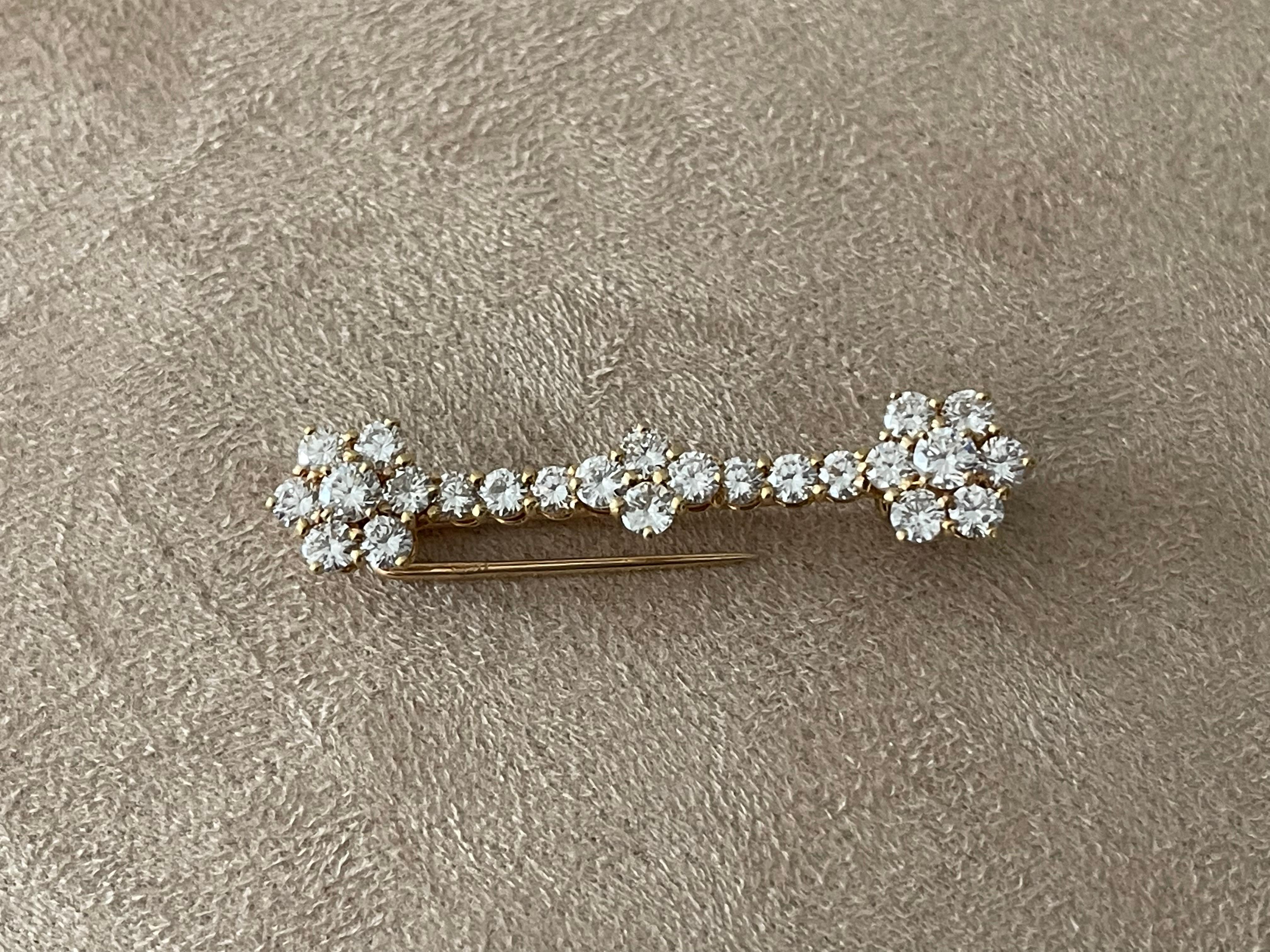 Elegant and timeless bar pin brooch crafted in 18 K yellow Gold set with 24 fine brilliant cut Diamonds weighing approximately 3.60 ct,  F color, vvs clarity. Length: 4.5 cm. Signed and numbered. 
Masterfully handcrafted piece! Authenticity and