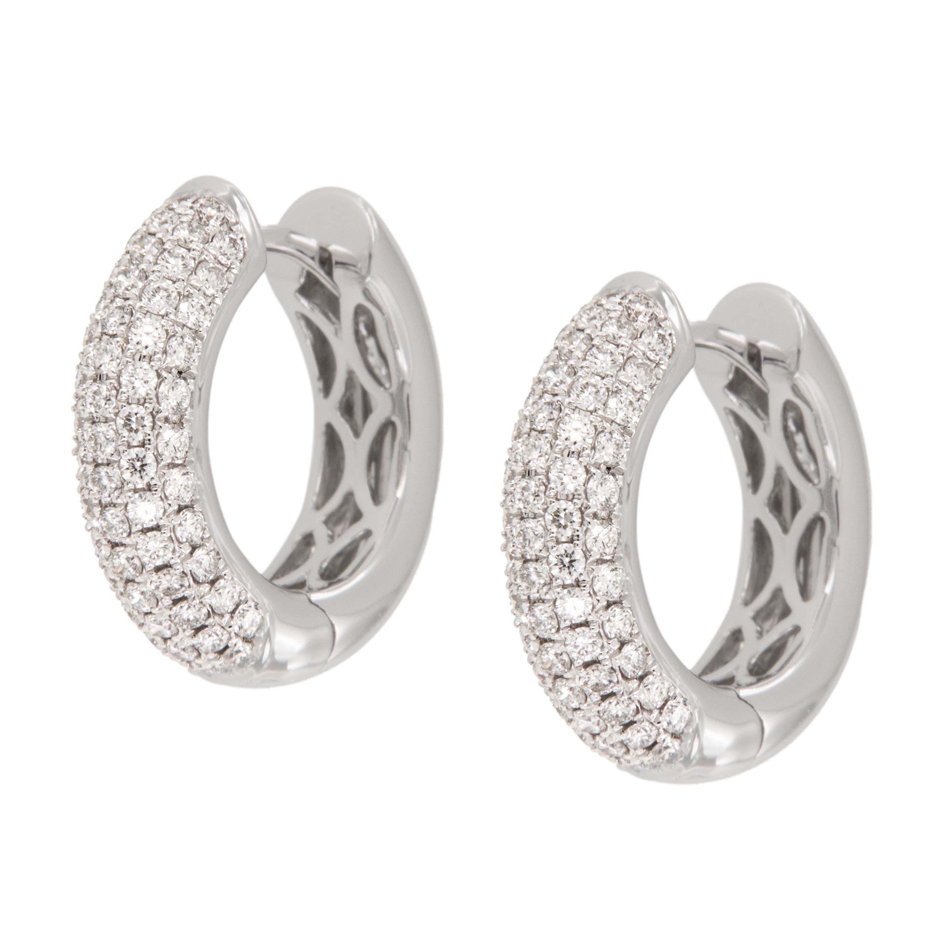 Fabriquées en or blanc 18 carats, ces boucles d'oreilles en diamant rond serties pave' (signifiant littéralement pavé de diamants) comportent 130 diamants = 0,87 Cttw, pureté VS, couleur G-H, pour un look impressionnant mais discret. Très