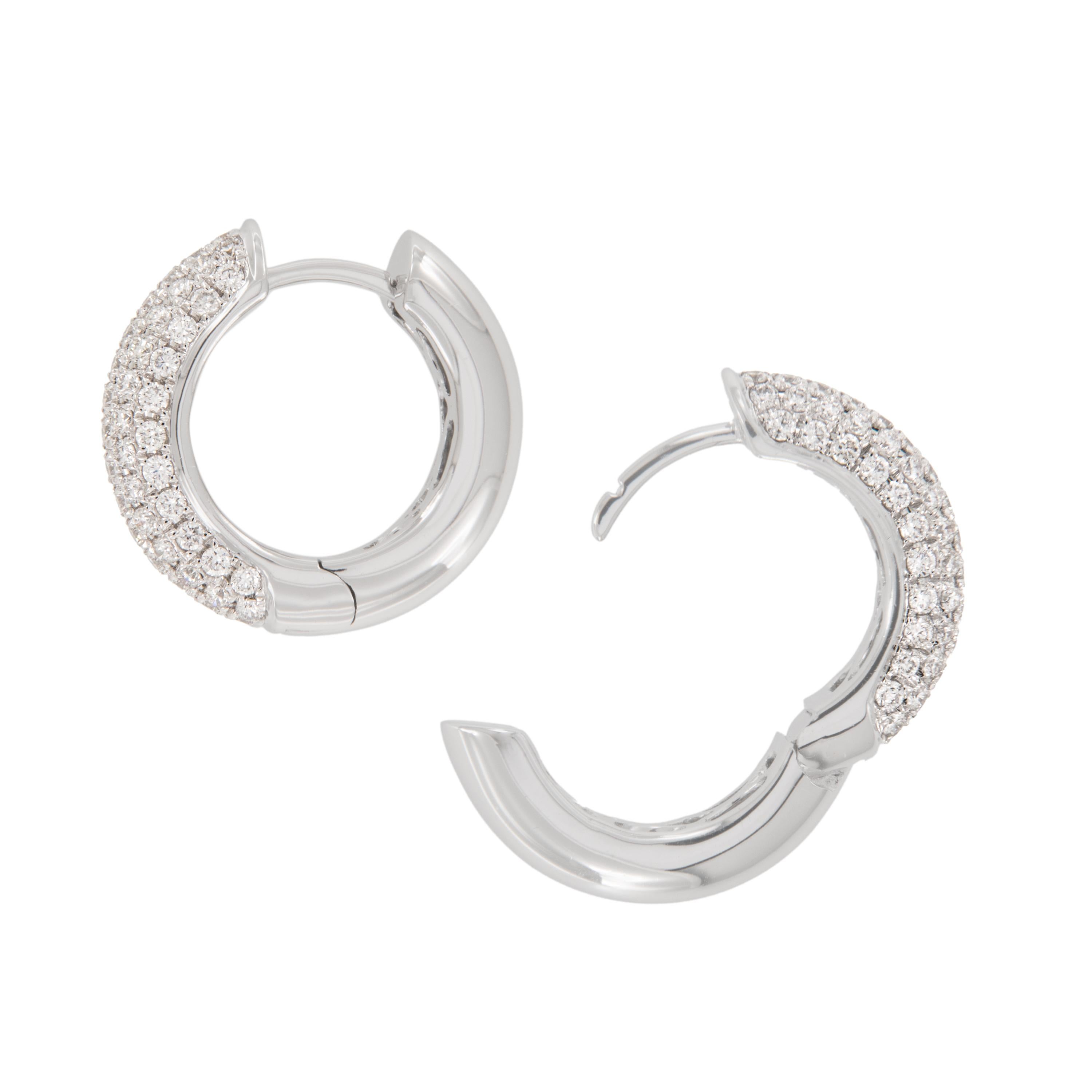 Contemporain Boucles d'oreilles en or blanc 18 carats 0.87 Cttw Diamond Huggy Hoop Ears en vente