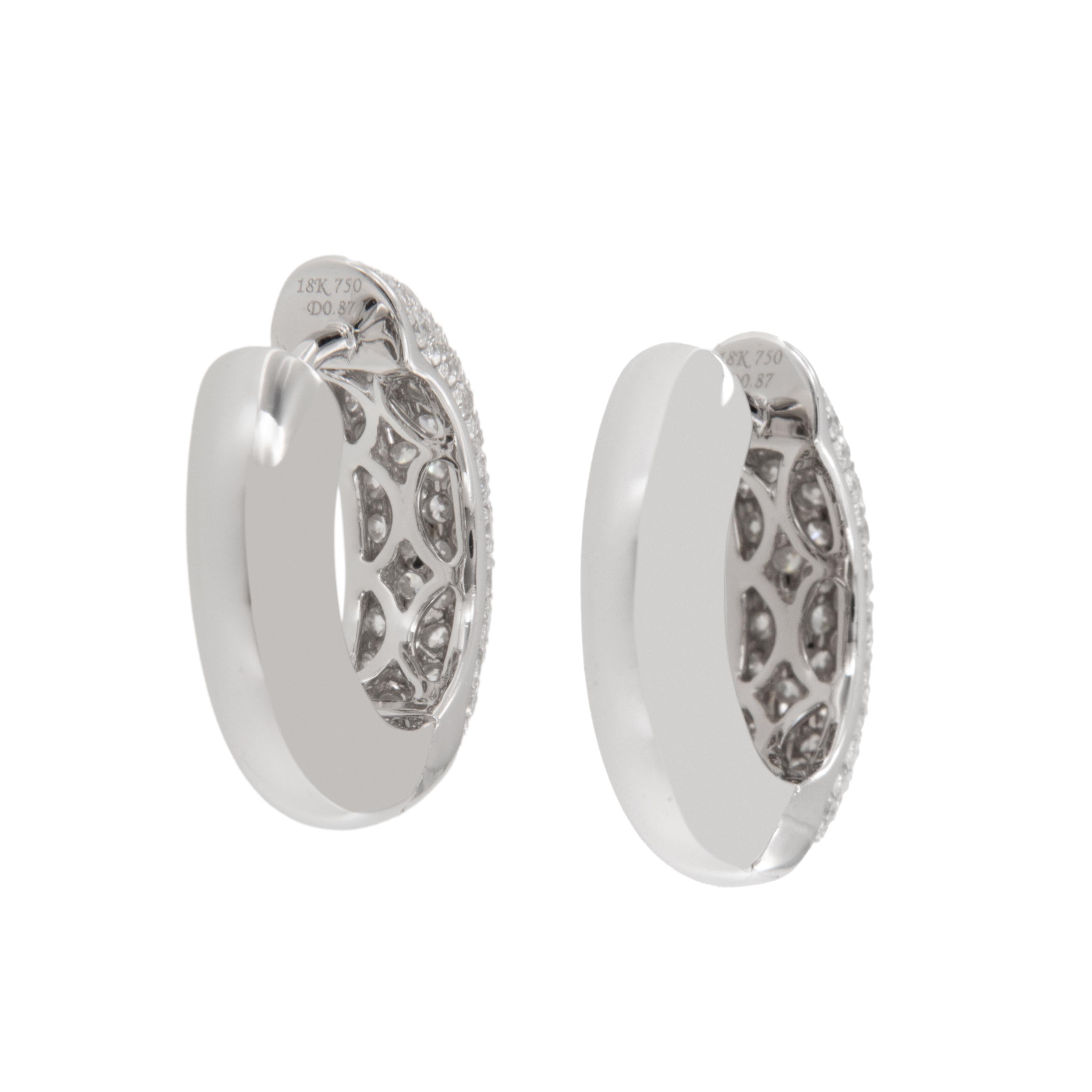 Taille ronde Boucles d'oreilles en or blanc 18 carats 0.87 Cttw Diamond Huggy Hoop Ears en vente