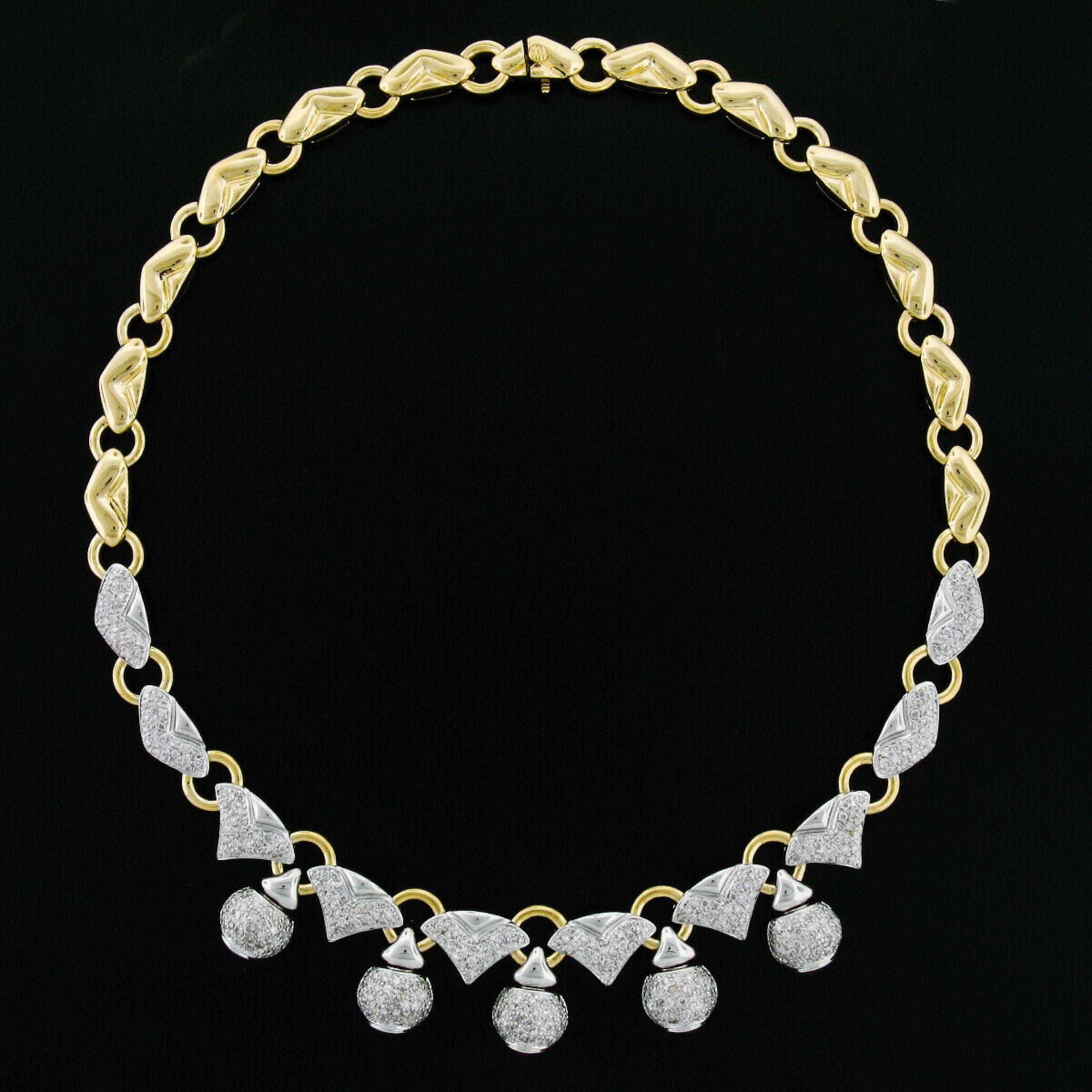 Voici un collier en or jaune 18 carats très bien fait et solidement réalisé, avec une frange vraiment importante, ornée de 4,70 carats de diamants de qualité. Les diamants sont soigneusement sertis dans la partie inférieure du collier, avec 5 boules
