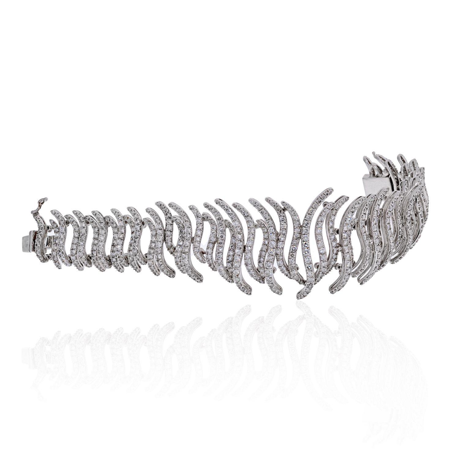 Moderne Bracelet raffiné à rayures sculptées en or blanc 18 carats avec diamants pavés en vente