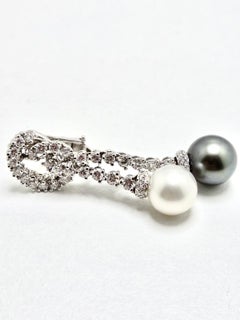 Feine Ohrringe aus 18K Weißgold mit weißen und grauen Südseeperlen und 3,5 Karat VS