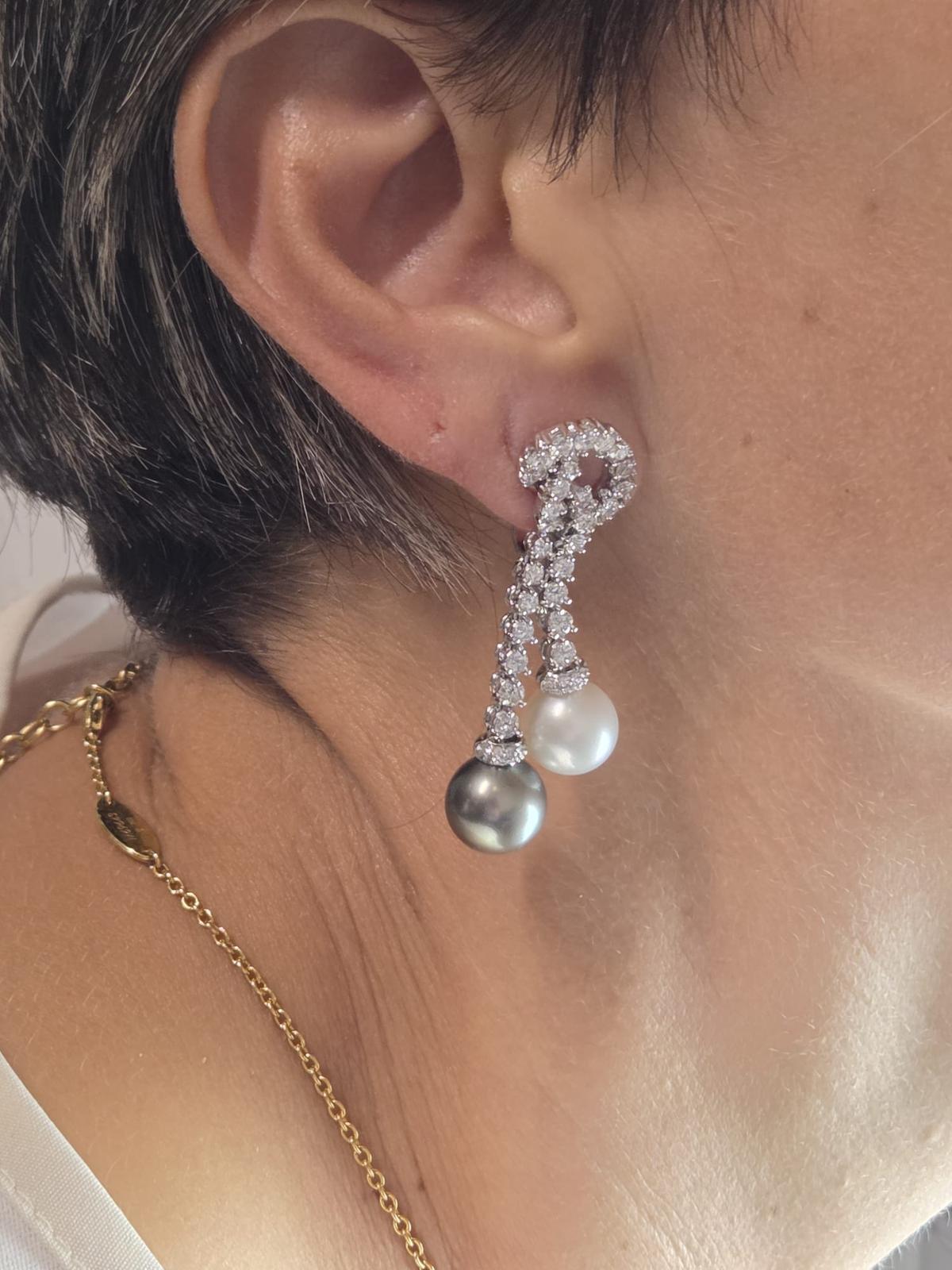 Feine Ohrringe aus 18K Weißgold mit weißen und grauen Südseeperlen und 3,5 Karat VS im Angebot 2