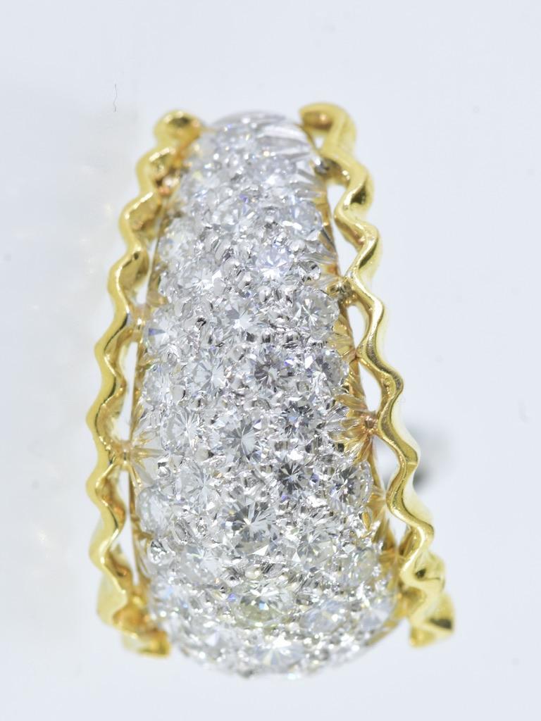 Boucles d'oreilles en or blanc et jaune 18 carats serties de 2,15 carats de diamants fins en vente 6