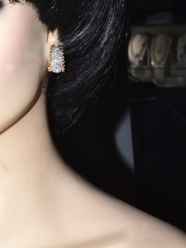 Boucles d'oreilles en or blanc et jaune 18 carats serties de 2,15 carats de diamants fins en vente 8