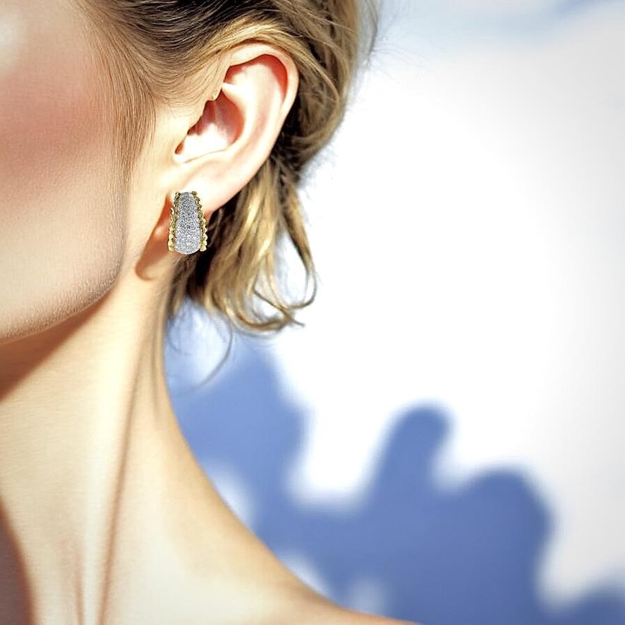 Boucles d'oreilles en or blanc et jaune 18 carats serties de 2,15 carats de diamants fins en vente 9