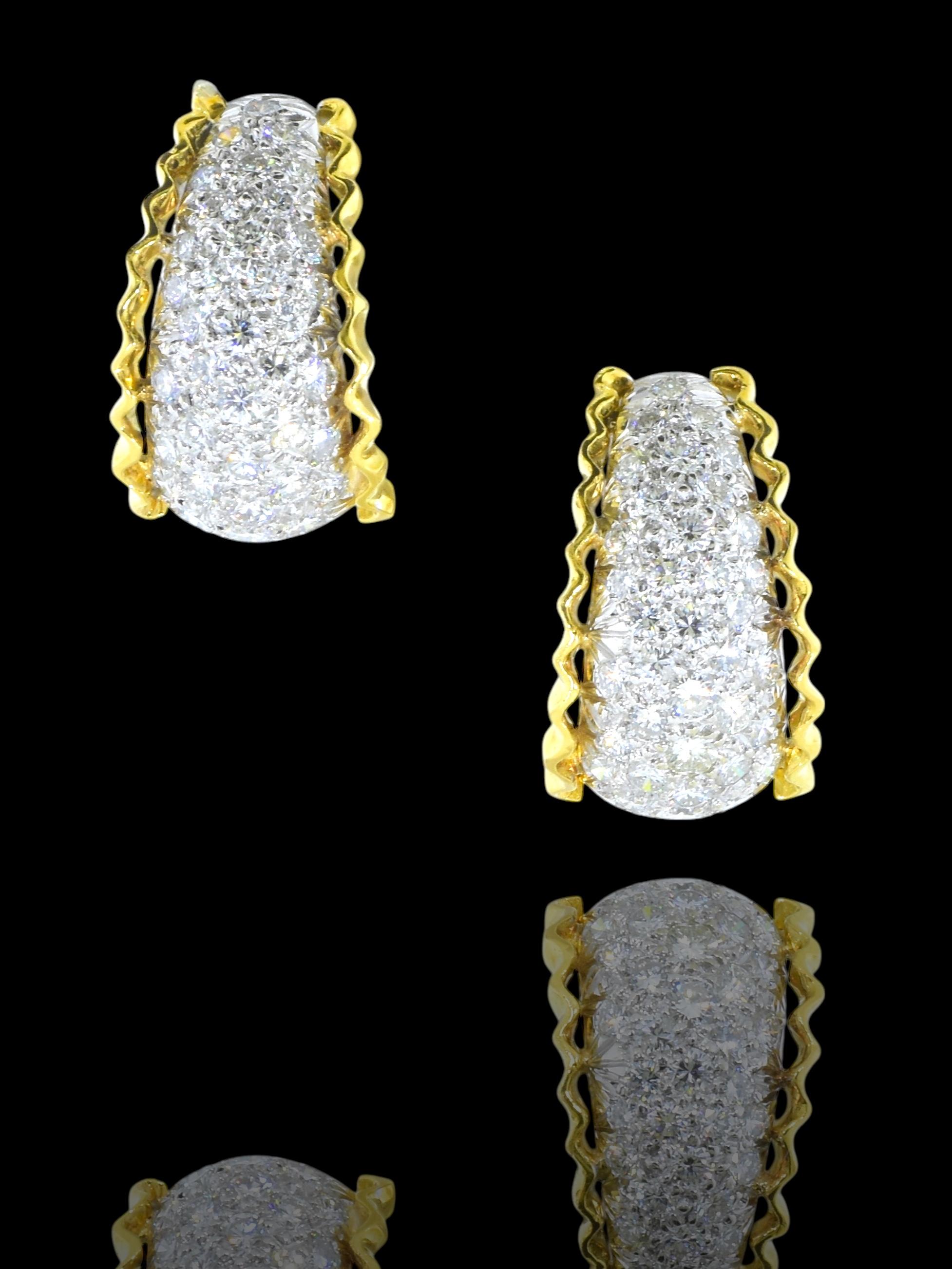 Boucles d'oreilles en or blanc et jaune 18 carats serties de 2,15 carats de diamants fins en vente 11