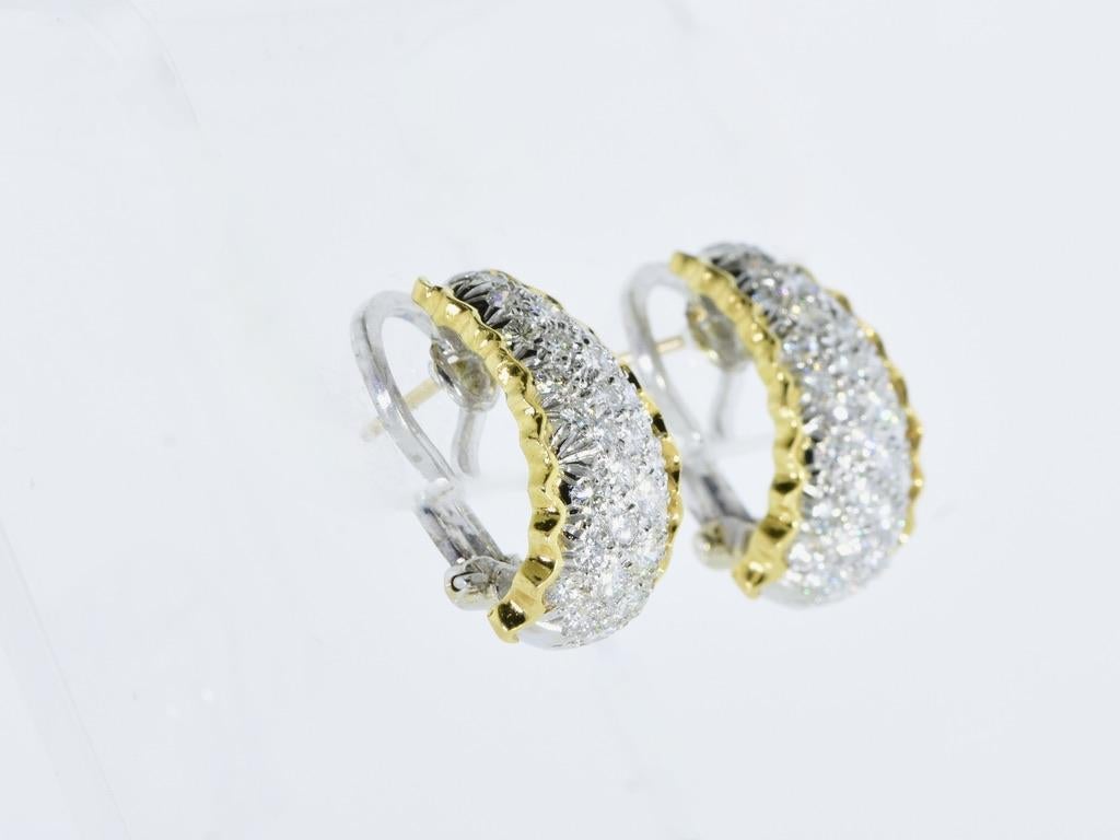 Boucles d'oreilles en or blanc et jaune 18 carats serties de 2,15 carats de diamants fins en vente 1