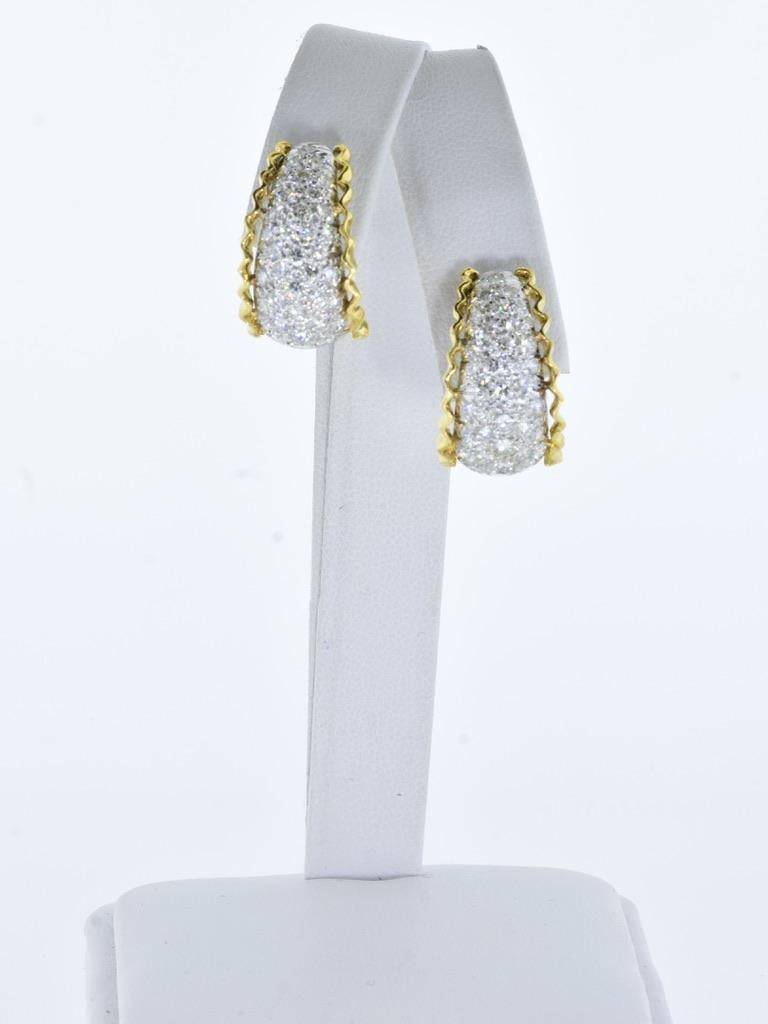 Boucles d'oreilles en or blanc et jaune 18 carats serties de 2,15 carats de diamants fins en vente 2