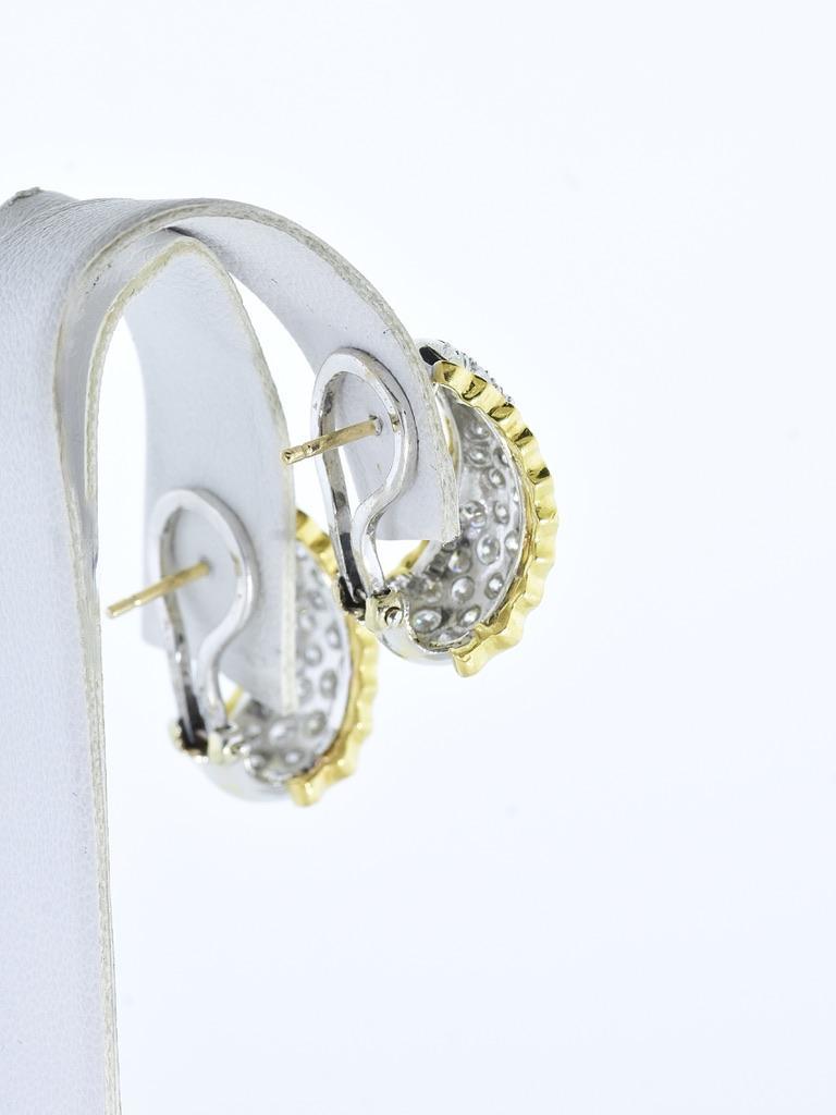 Boucles d'oreilles en or blanc et jaune 18 carats serties de 2,15 carats de diamants fins en vente 4