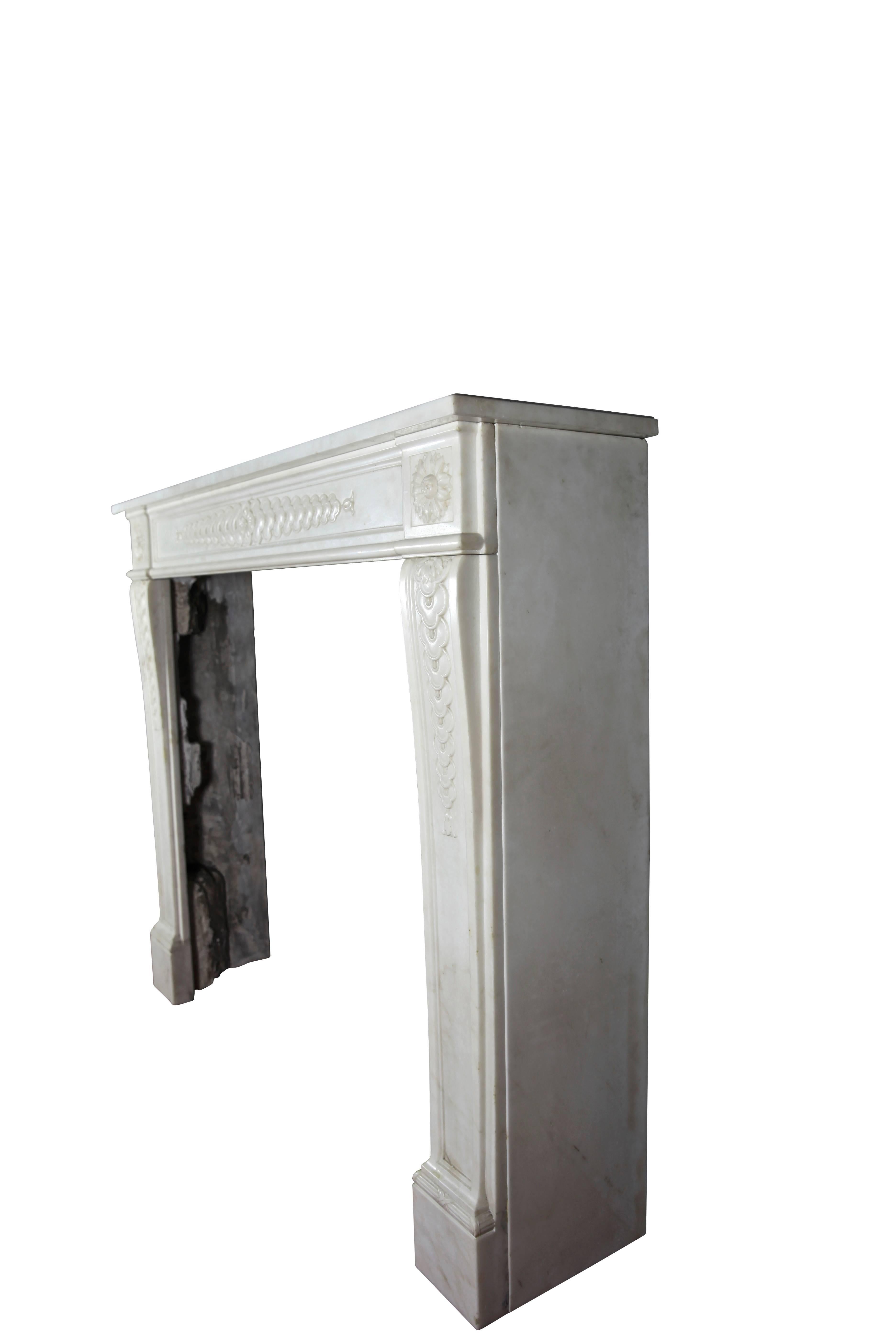 Fine 18th Century French White Statuary Marble Antique Fireplace Surround In Excellent Condition For Sale In Beervelde, BE