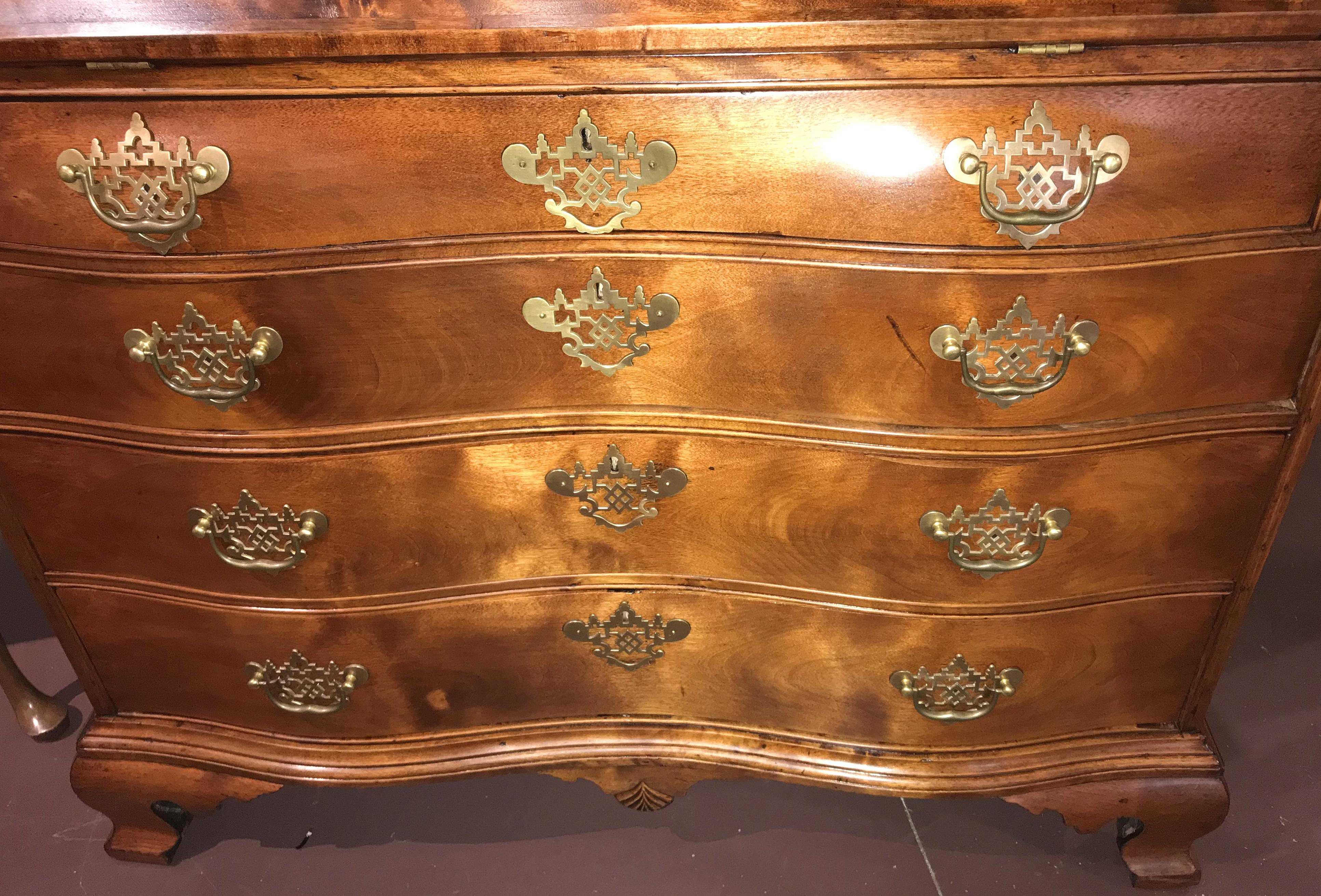 Fine 18th Century American Oxbow Desk in Flame Birch with Center Drop In Good Condition In Milford, NH