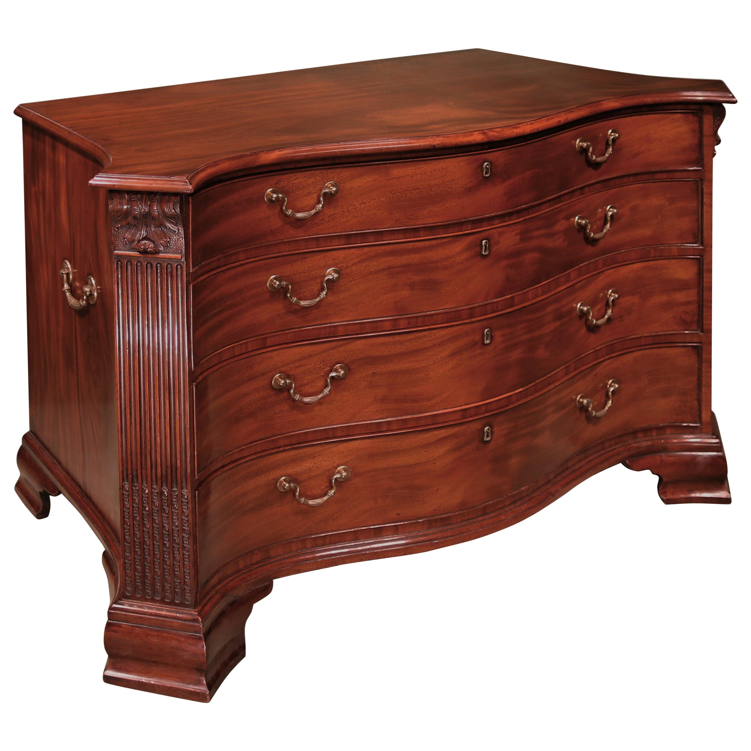 Fine 18th Century Chippendale Mahogany Serpentine Commode For Sale