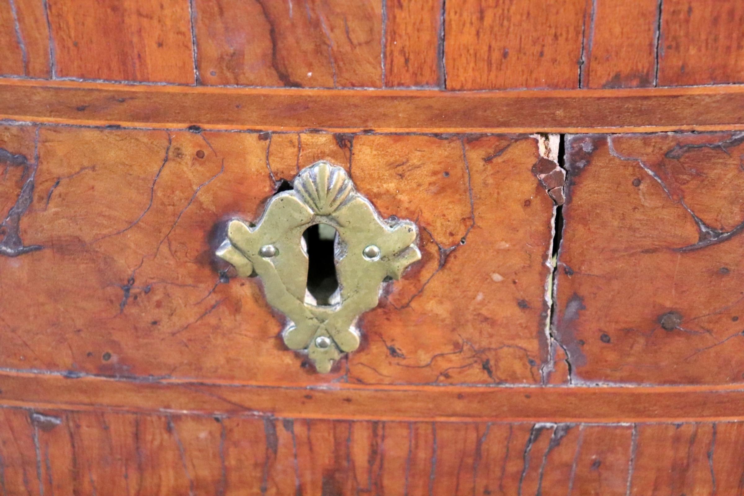 Bureau secrétaire à double bonnet du 18e siècle en pierre tombale et miroir géorgien en vente 6