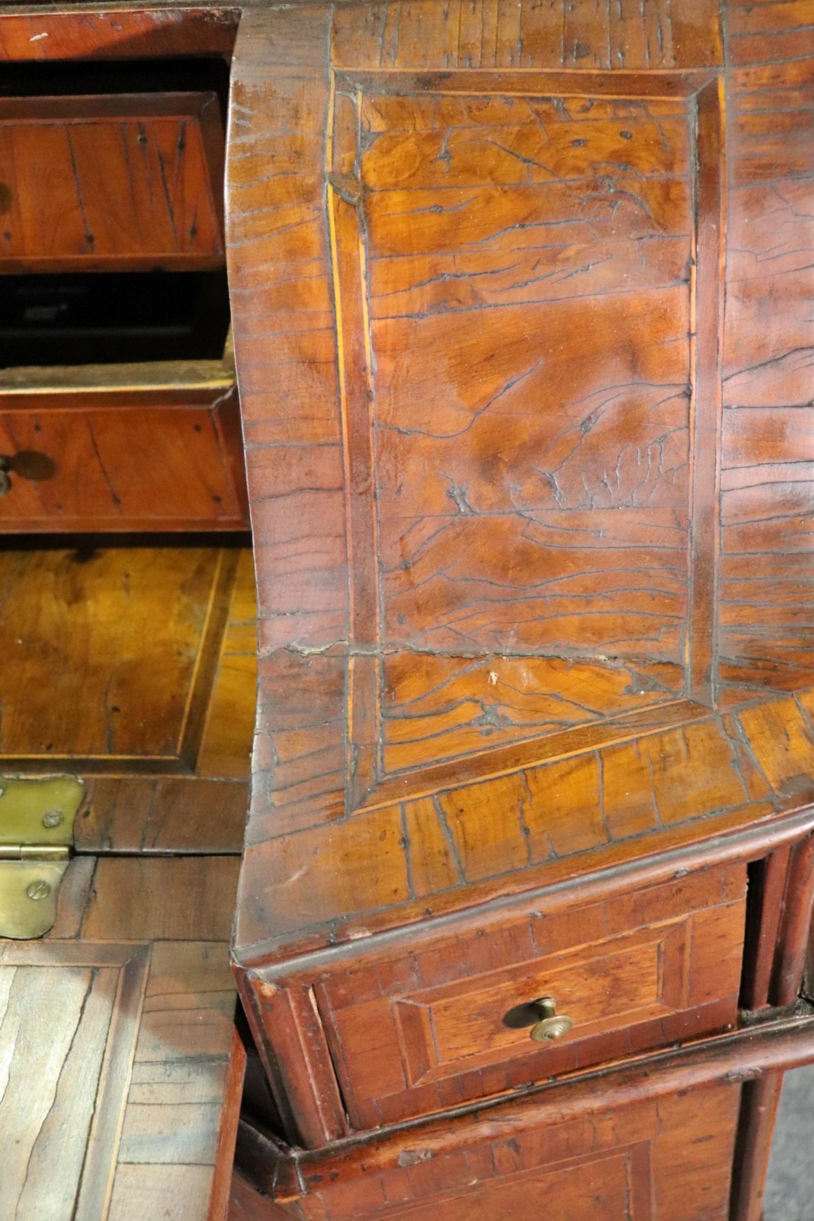 Bureau secrétaire à double bonnet du 18e siècle en pierre tombale et miroir géorgien Bon état - En vente à Swedesboro, NJ