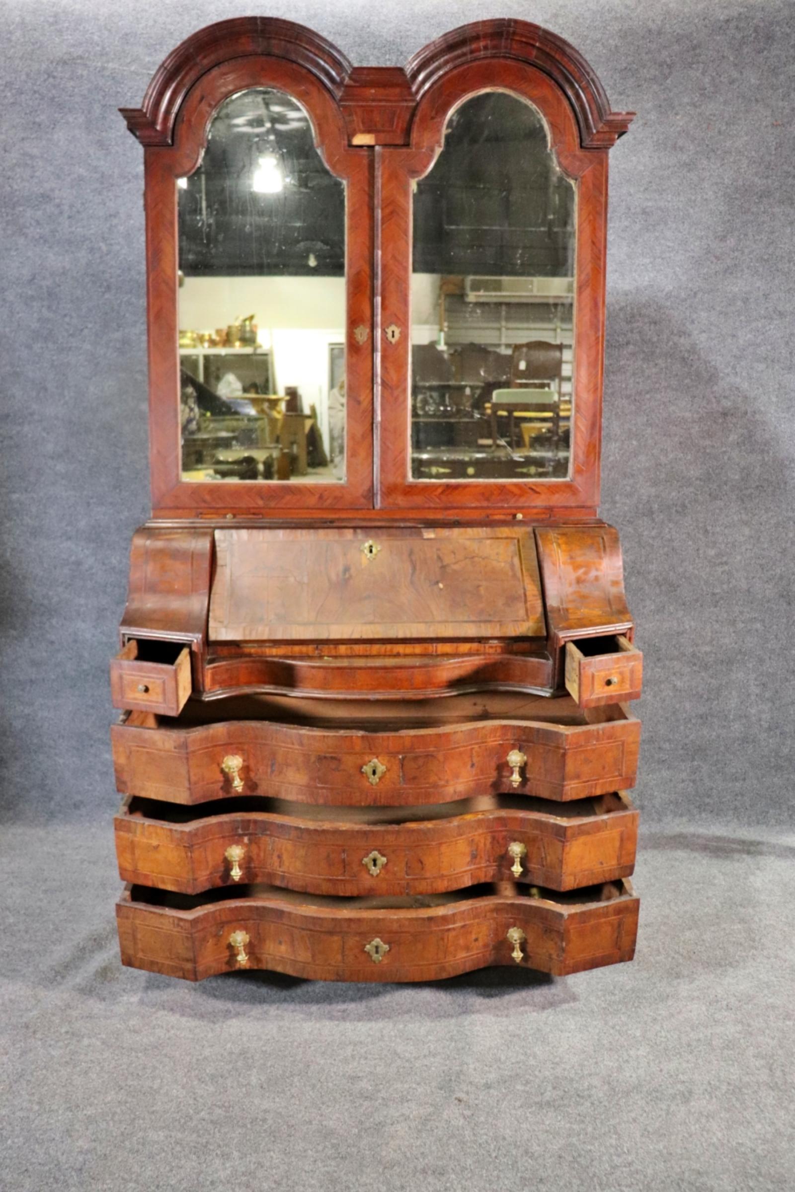 XVIIIe siècle et antérieur Bureau secrétaire à double bonnet du 18e siècle en pierre tombale et miroir géorgien en vente