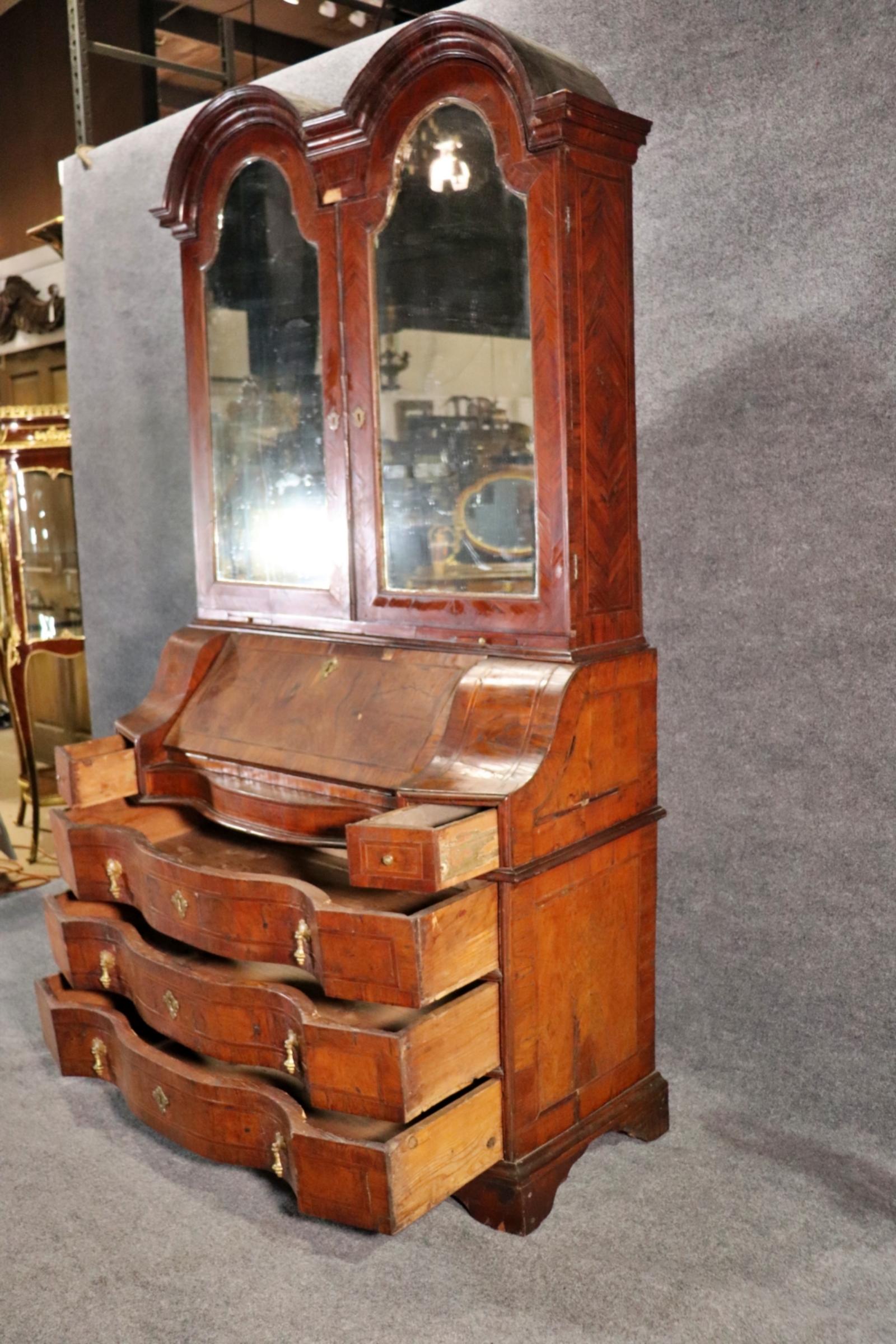 Laiton Bureau secrétaire à double bonnet du 18e siècle en pierre tombale et miroir géorgien en vente