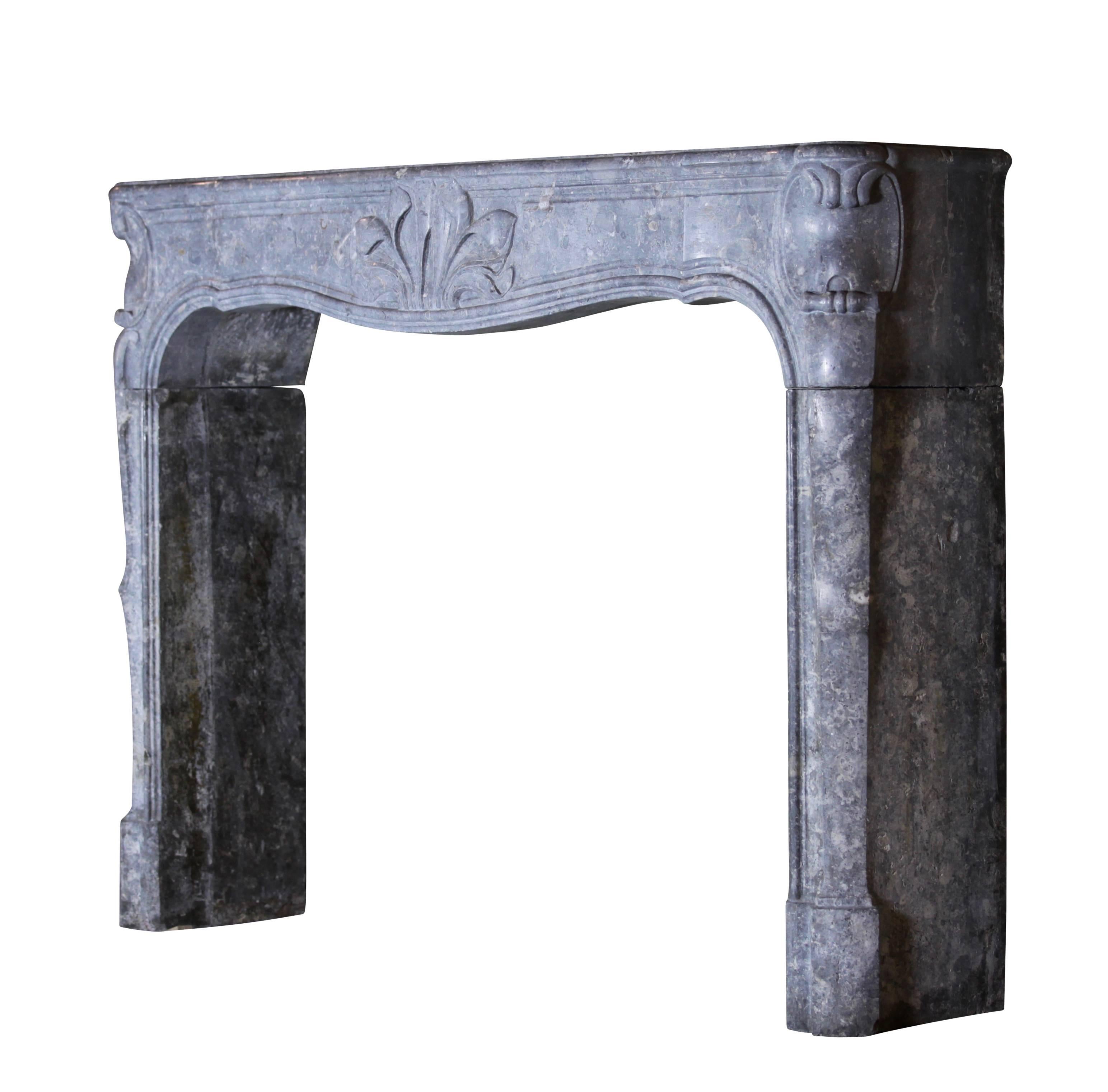 This vintage fireplace surround is made of grey-blue bicolor Burgundy hard stone. It bears a flower motif on the fronton. A great mantel (fireplace), one in his kind.
Measures:
157 cm EW 61.81