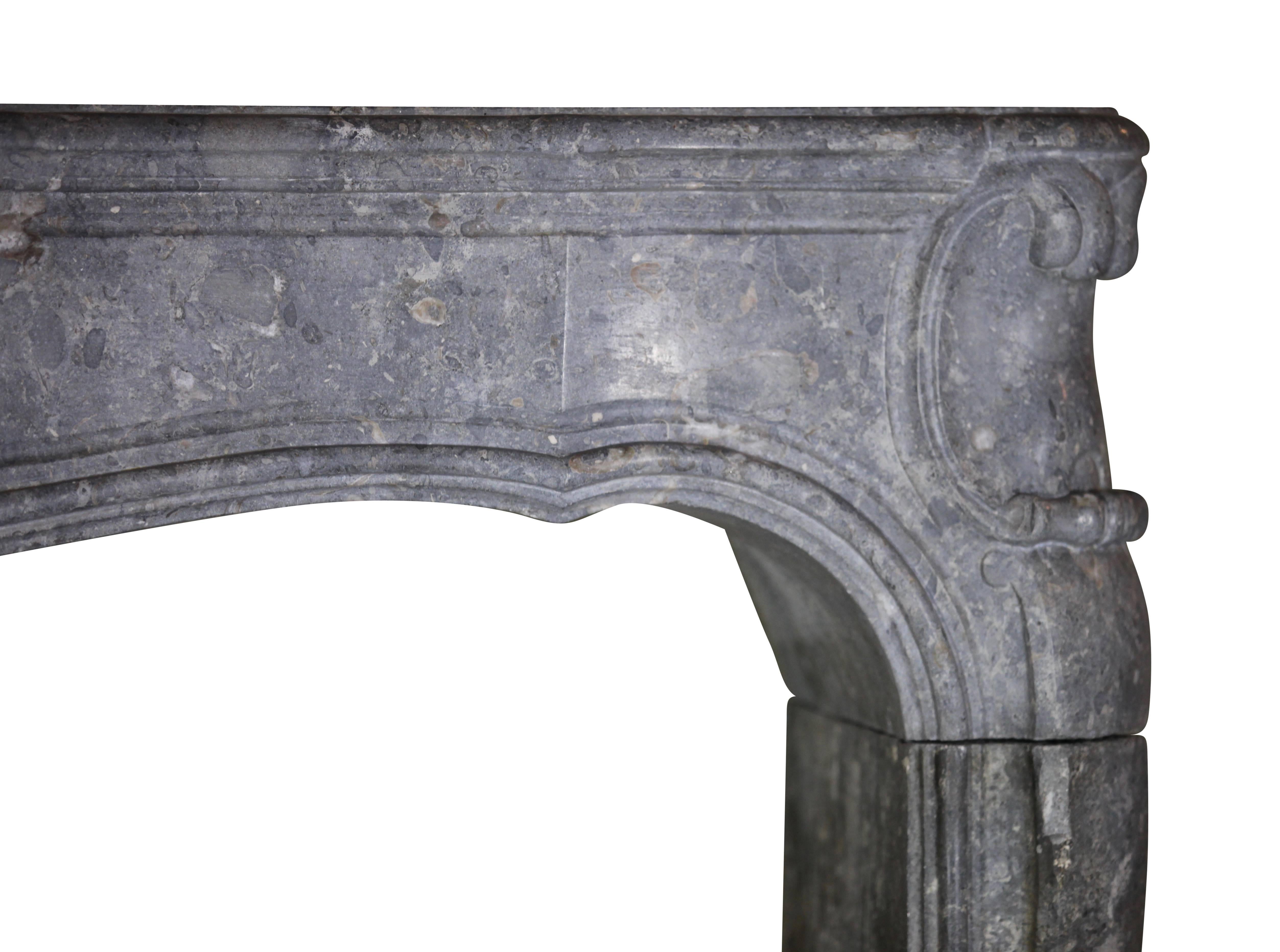 Fine 18th Century French Antique Fireplace Surround in Bicolor Burgundy Stone For Sale 4