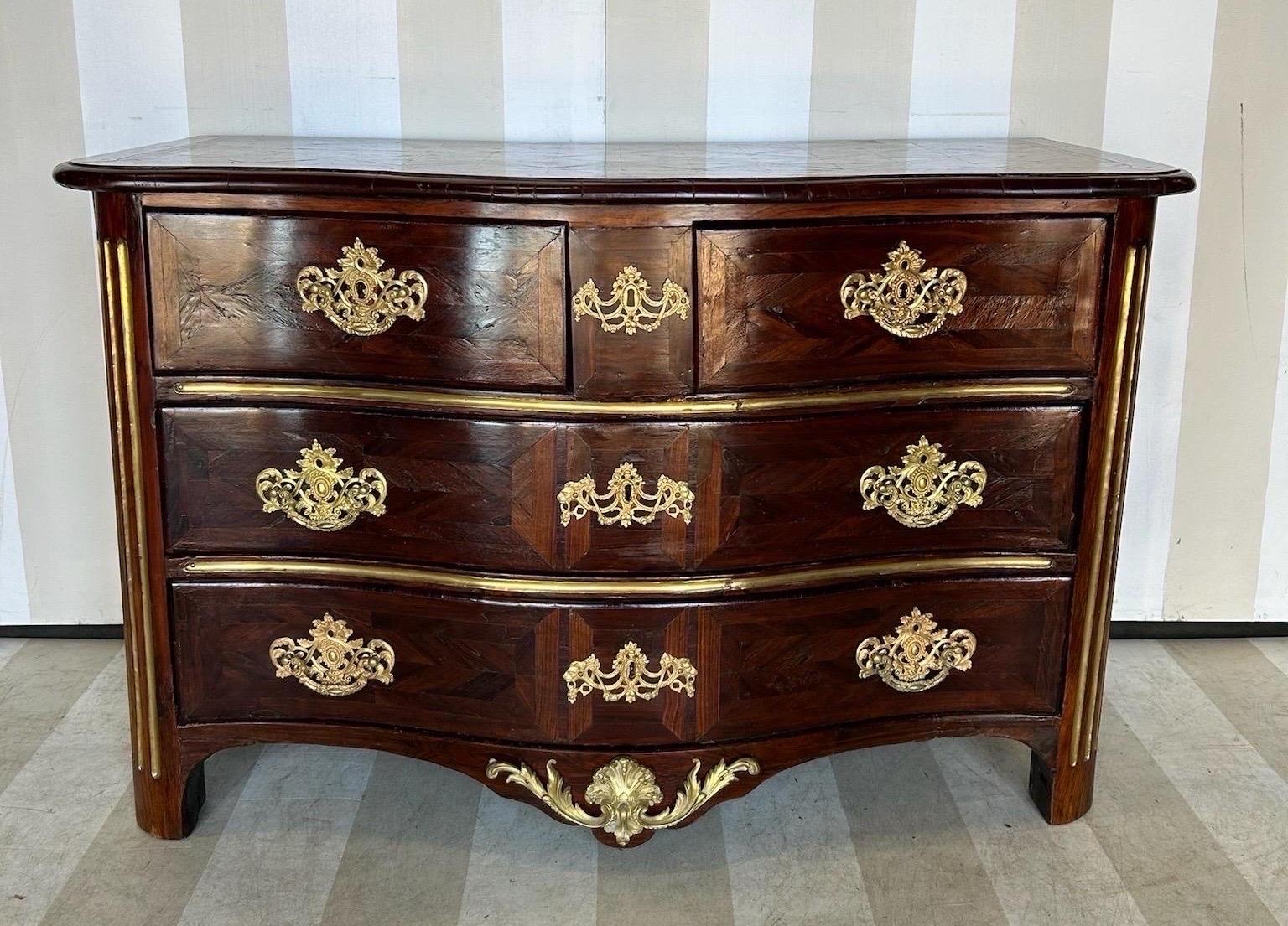 Français Commode française du XVIIIe siècle en marqueterie de laiton avec poignées en bronze doré en vente