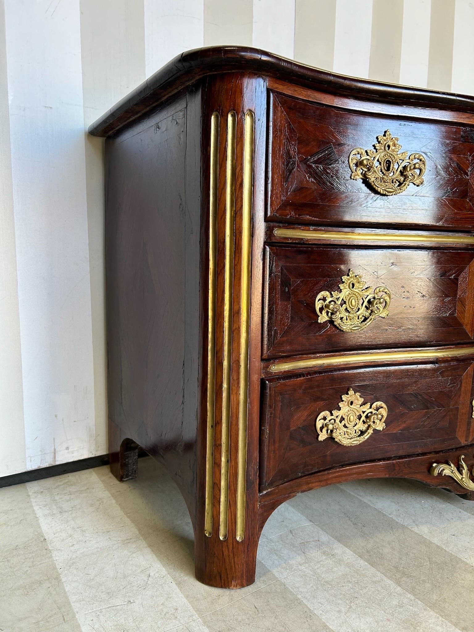 Commode française du XVIIIe siècle en marqueterie de laiton avec poignées en bronze doré Bon état - En vente à Richmond, VA