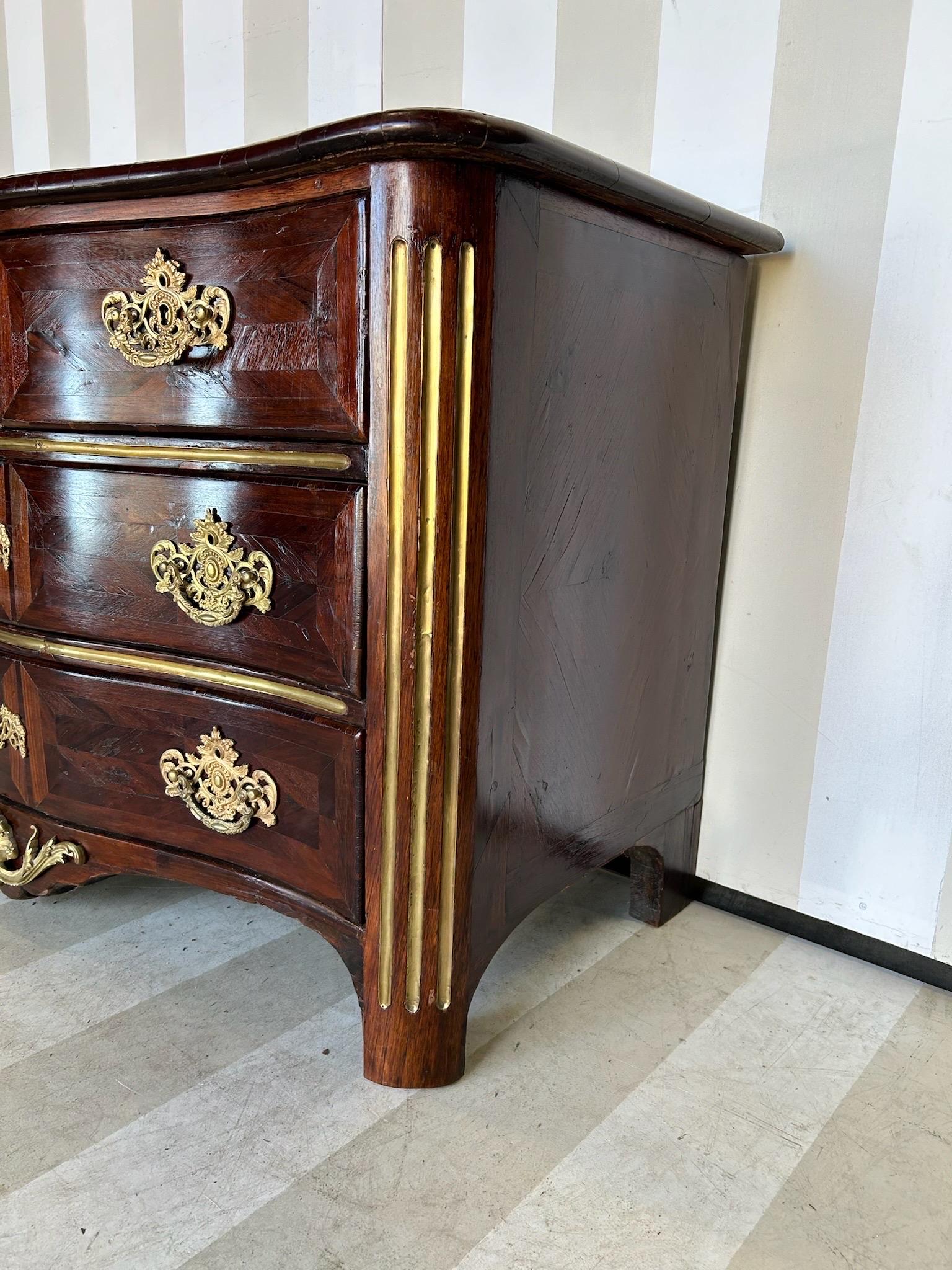 XVIIIe siècle et antérieur Commode française du XVIIIe siècle en marqueterie de laiton avec poignées en bronze doré en vente