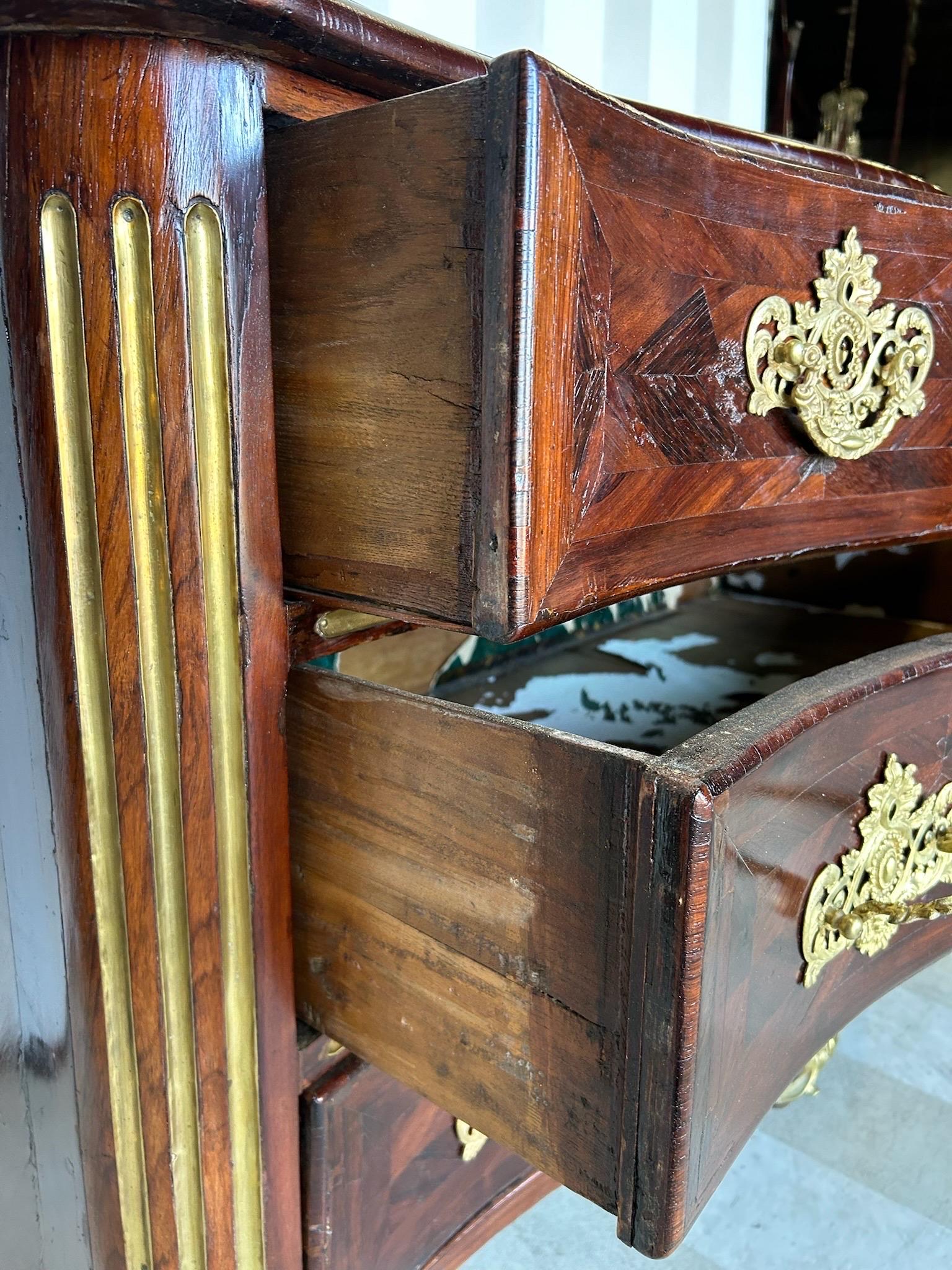 Bois de violette Commode française du XVIIIe siècle en marqueterie de laiton avec poignées en bronze doré en vente