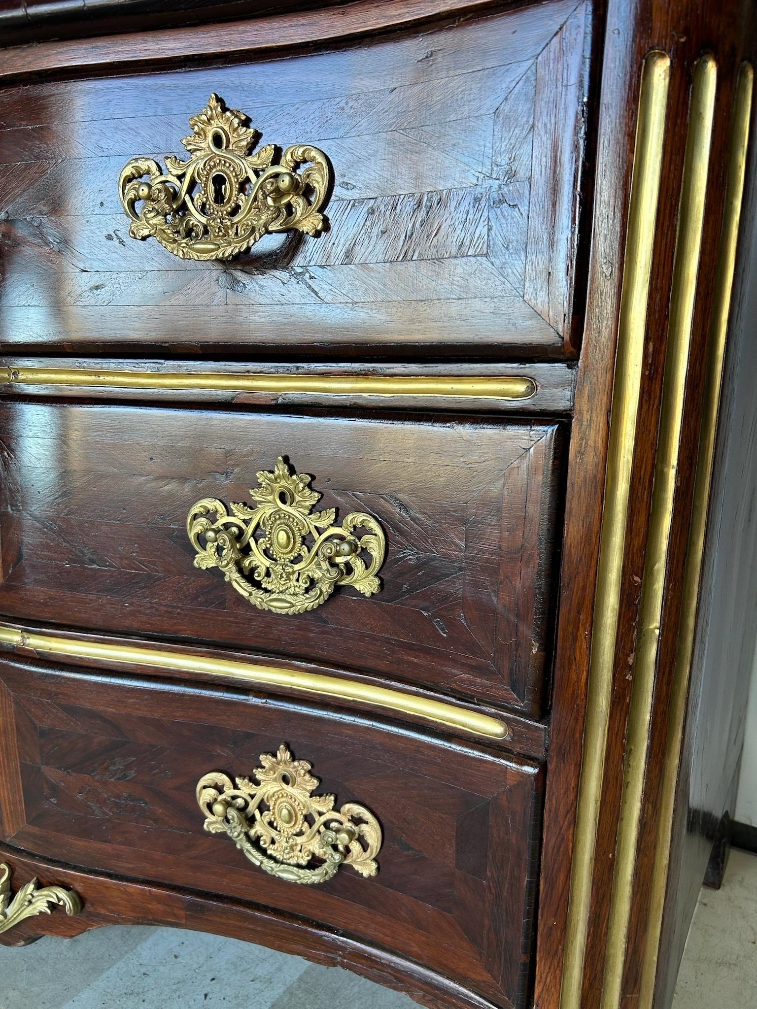 Commode française du XVIIIe siècle en marqueterie de laiton avec poignées en bronze doré en vente 2