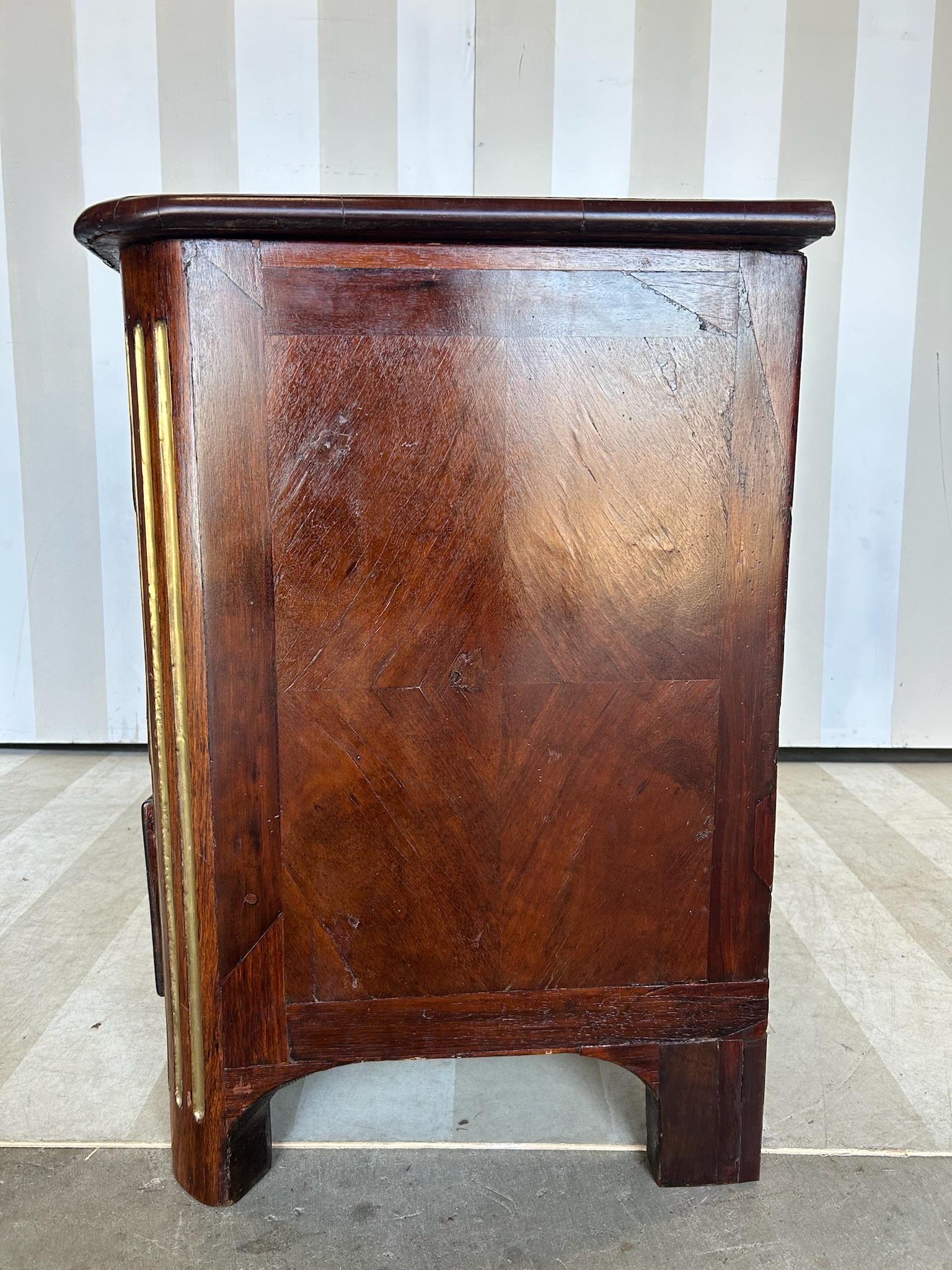 Commode française du XVIIIe siècle en marqueterie de laiton avec poignées en bronze doré en vente 3