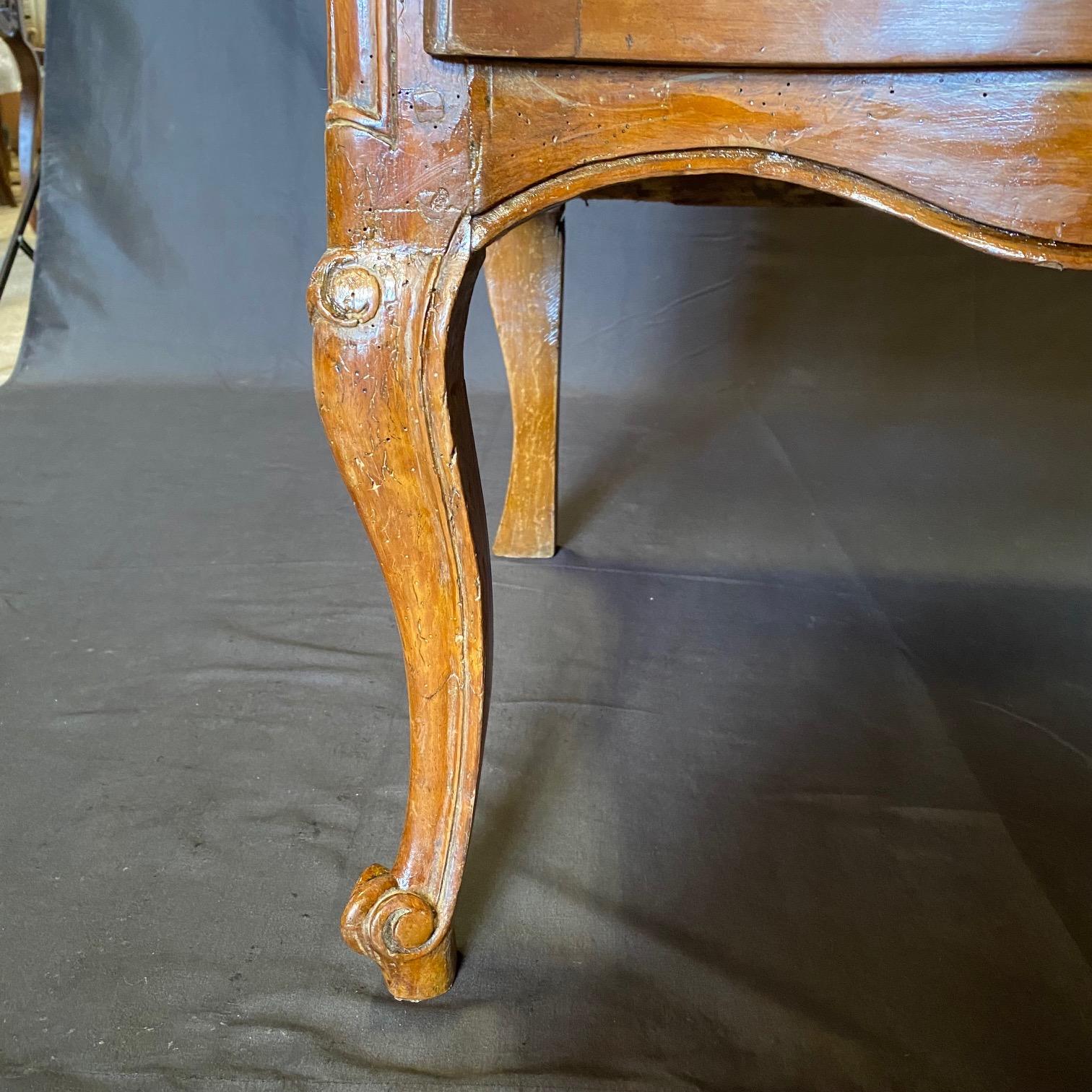 Francese Comò o cassettone francese del XVIII secolo in noce intagliato Luigi XV in vendita