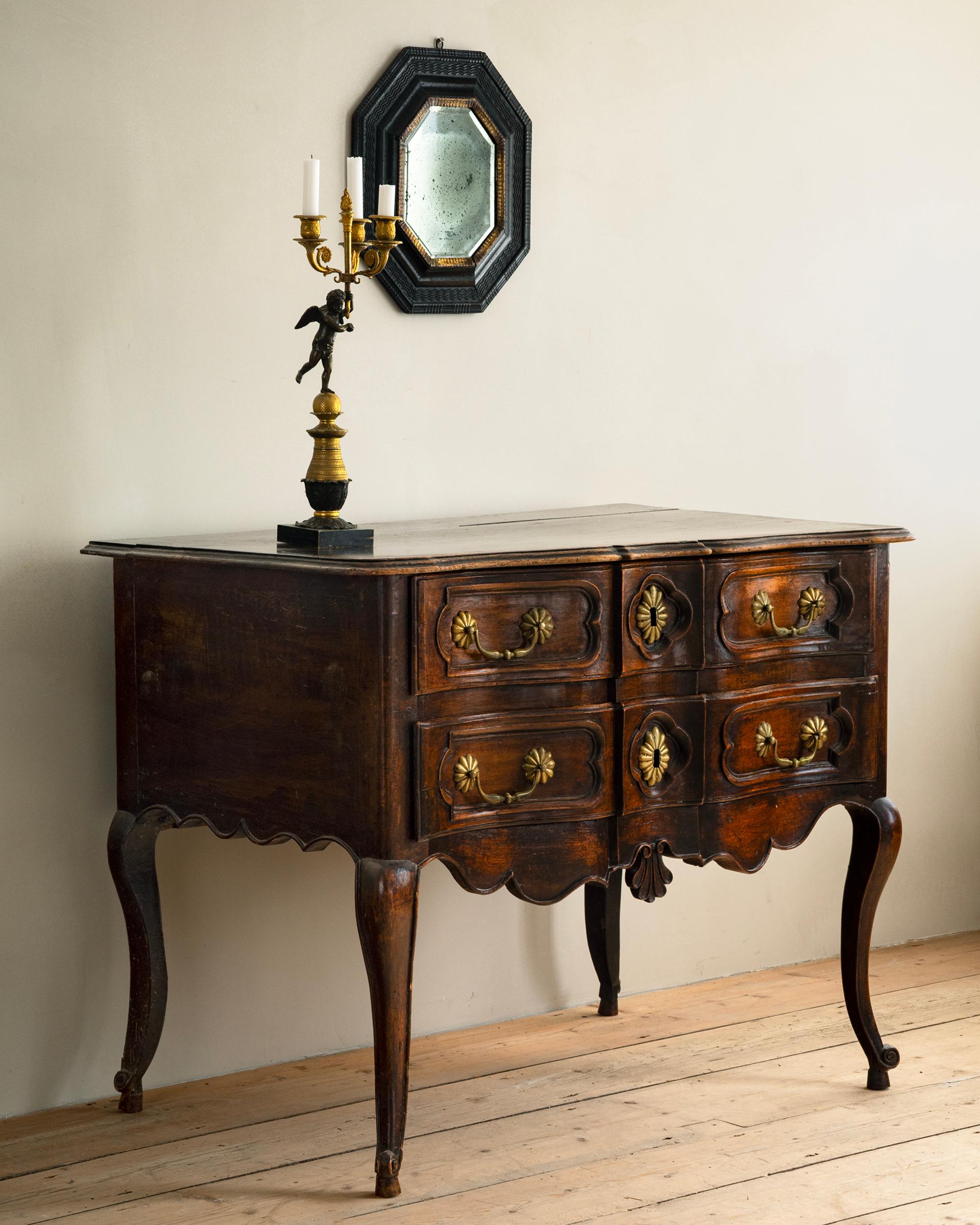 Elegante commode de sauteuse dell'inizio del XVIII secolo in stile Provenza Régence, in condizioni originali. 1720 circa Francia.   