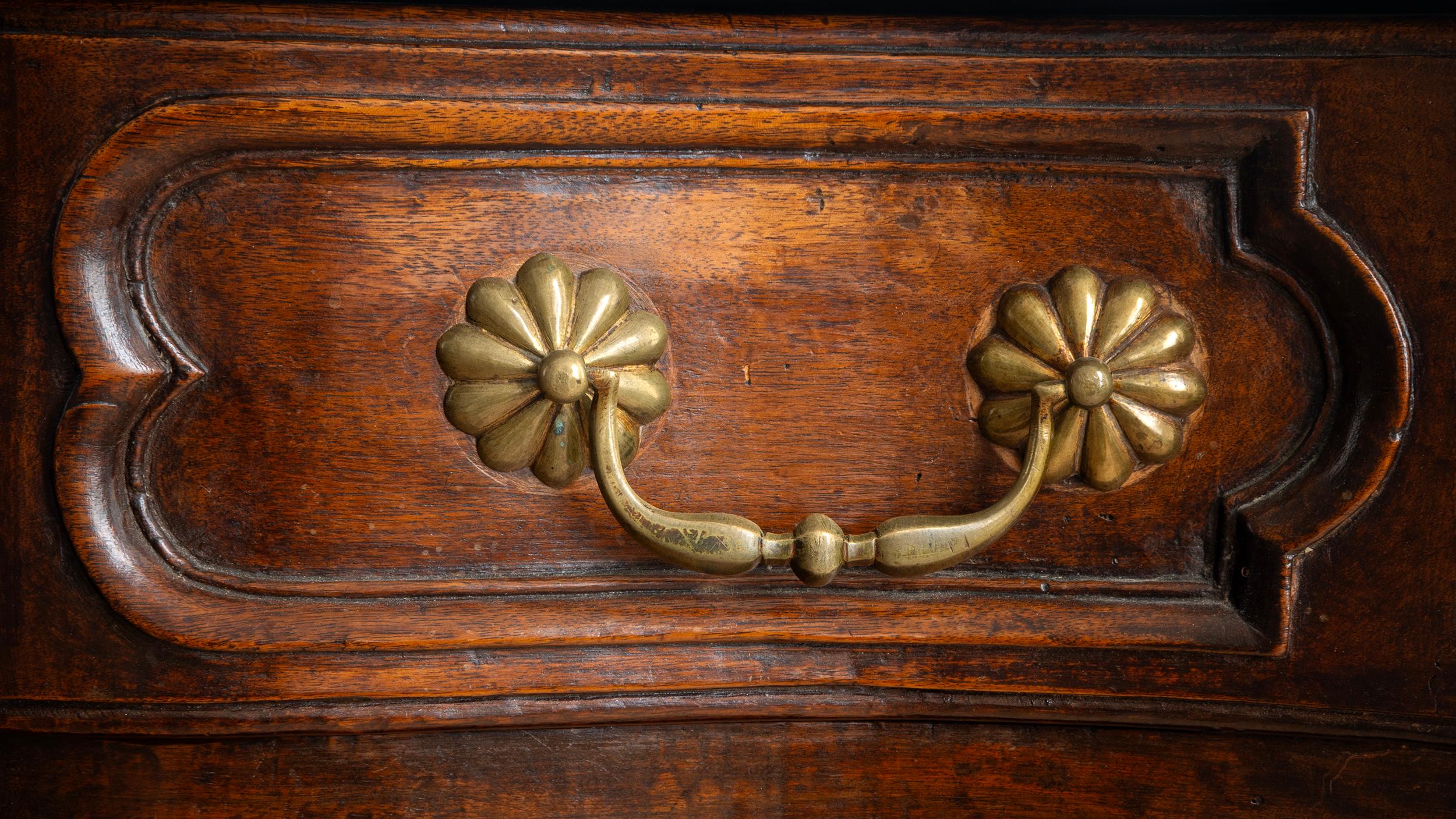 Ottone Pregevole commode francese del XVIII secolo del periodo Régence in vendita