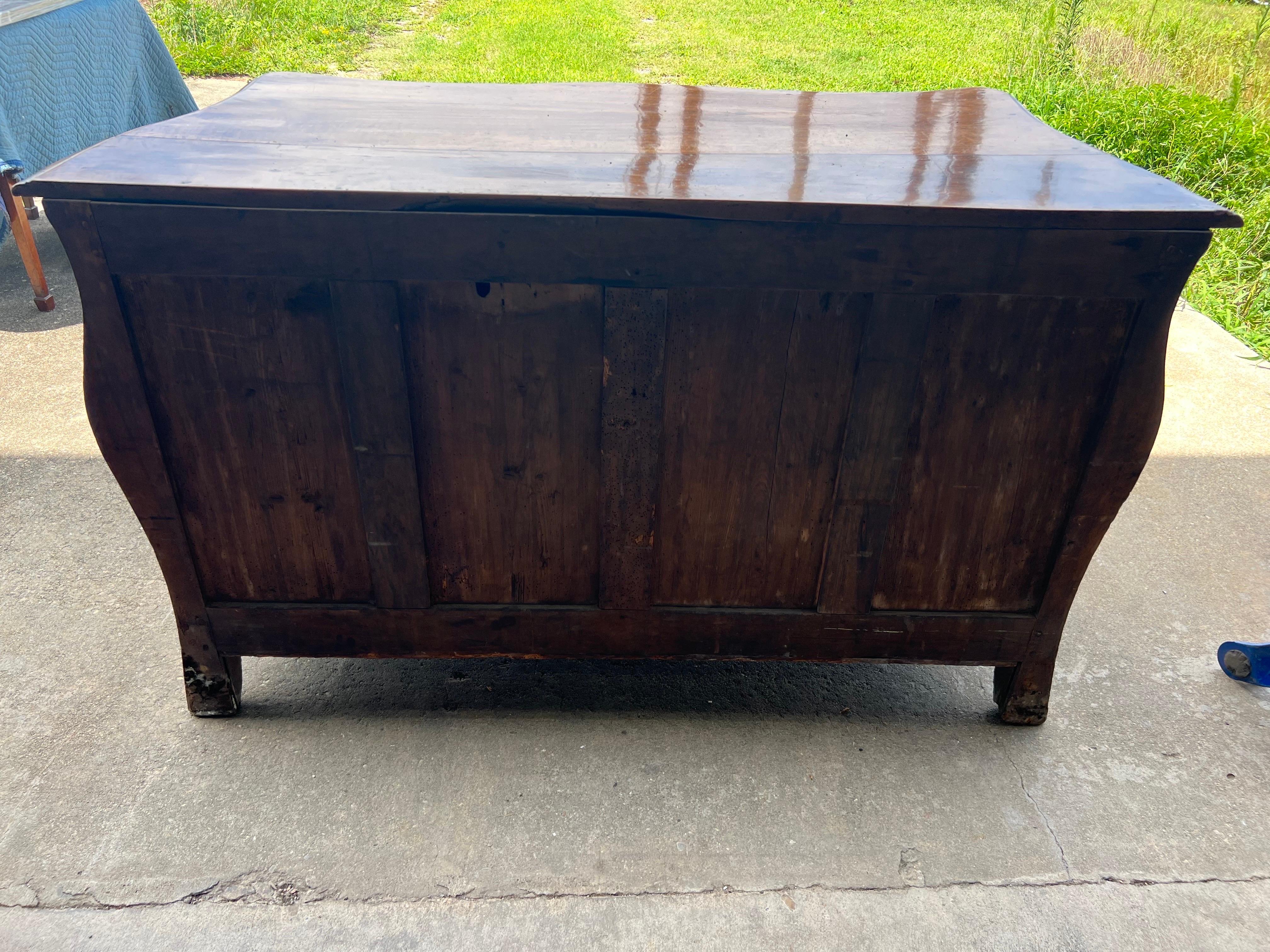 Pregevole commode in noce del periodo Regence francese del XVIII secolo con montatura in ormolu in vendita 4