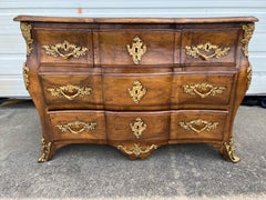 Belle commode française du 18ème siècle en noyer de la période Régence avec monture en bronze doré