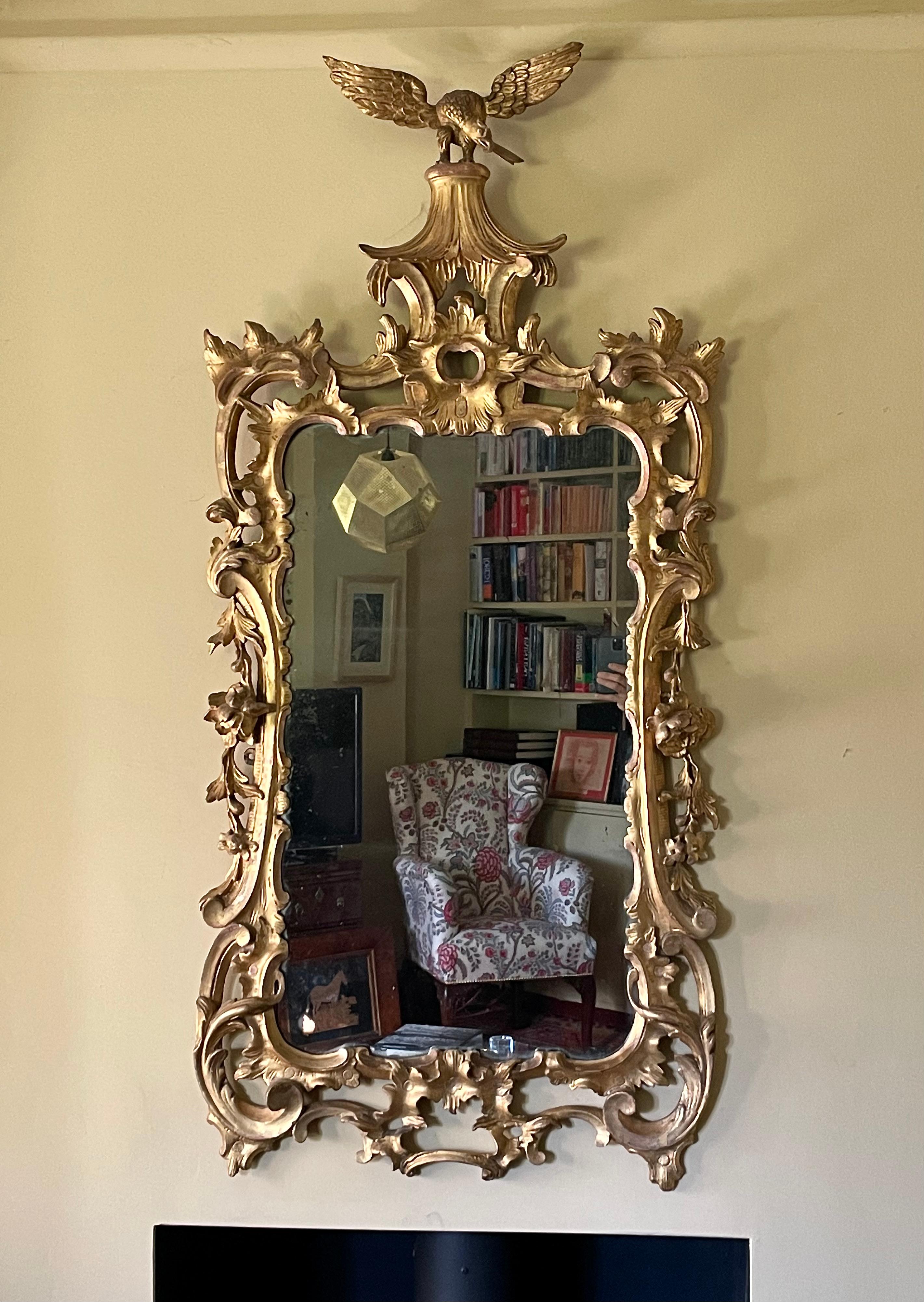 Ein feiner englischer geschnitzter und vergoldeter Gesso-Spiegel aus der Zeit Georgs III., ca. 1765.

Dieser außergewöhnliche Spiegel aus georgianischem Vergoldungsholz wird von einem ausgestellten Adler über einer chinesischen Pagode gekrönt. Der
