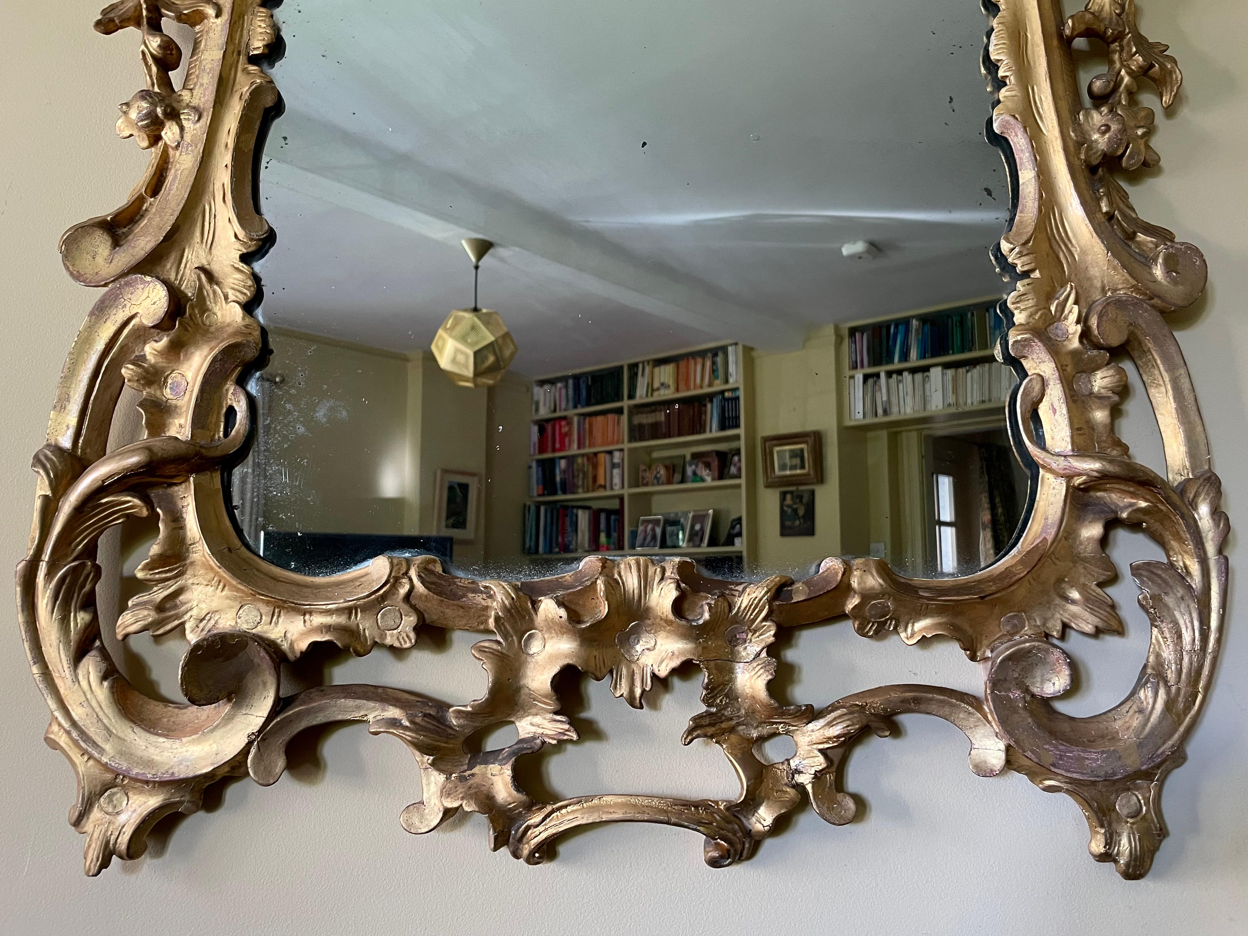 Feiner Spiegel aus geschnitztem Giltwood aus dem 18. Jahrhundert (George III) (18. Jahrhundert und früher) im Angebot
